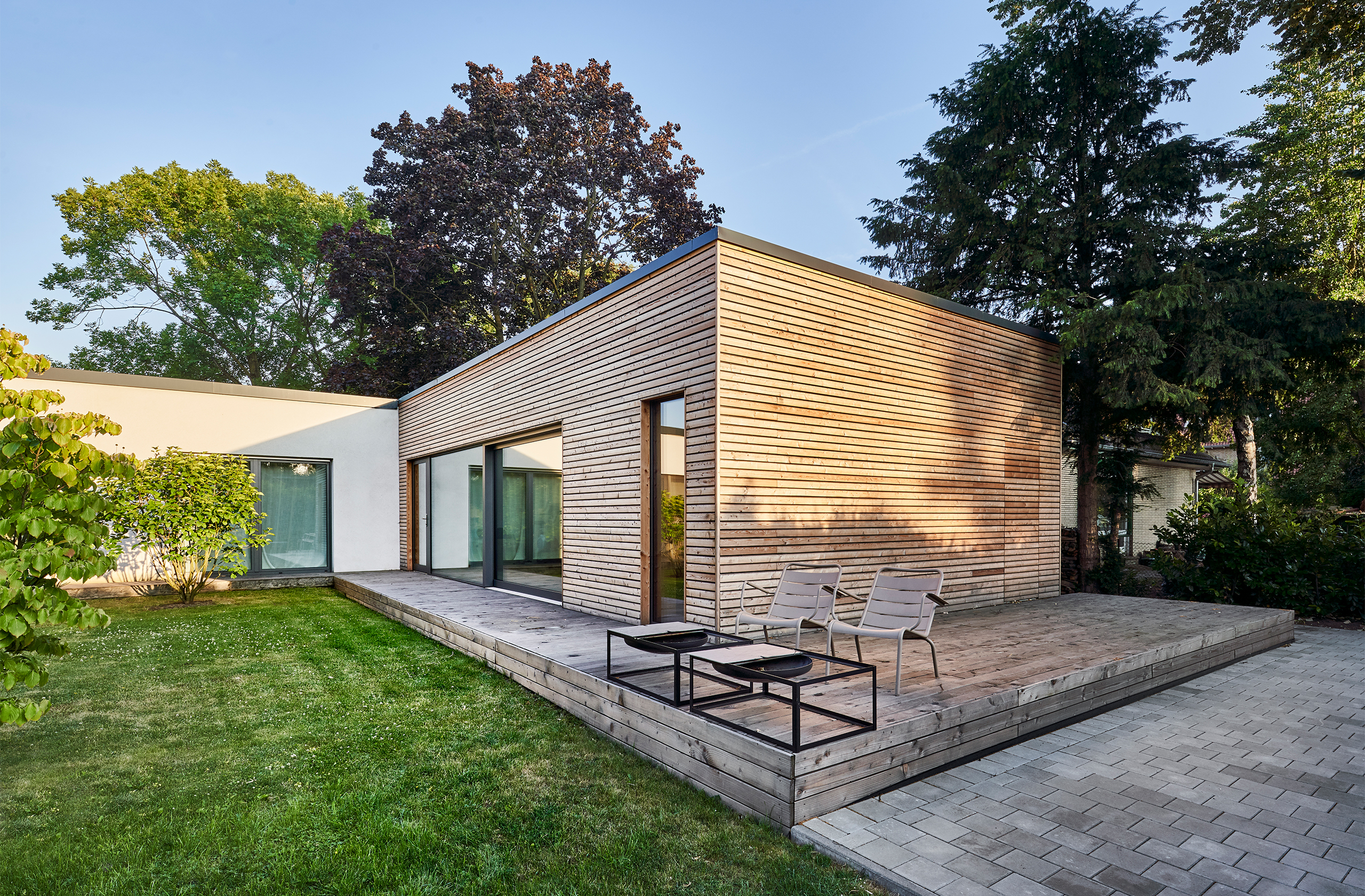 Anbau mit Terrasse und Gartenansicht