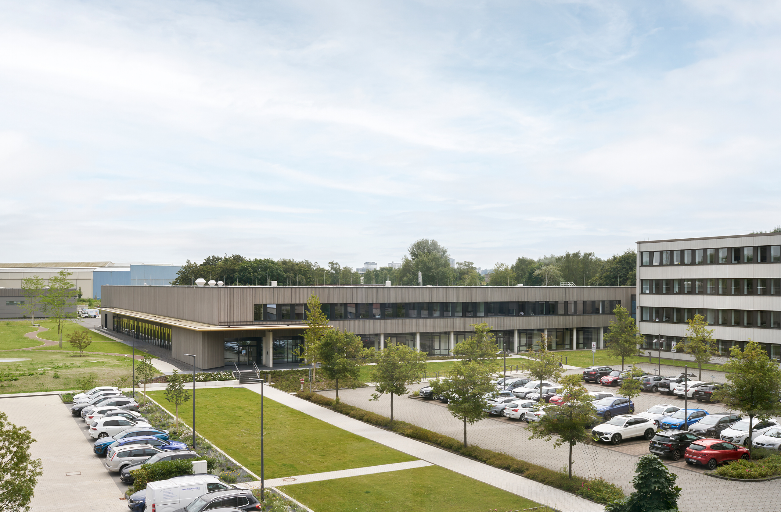 Gesamtansicht der Anlage mit Parkflächen und Landschaftsbezug
