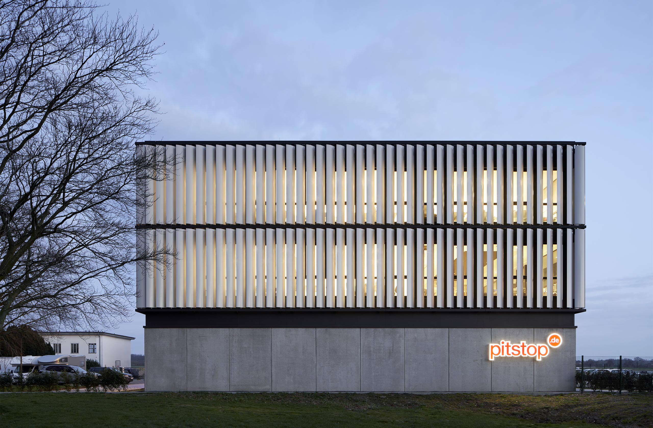 Fassadenansicht mit pitstop-Logo und markanter Lamellenstruktur