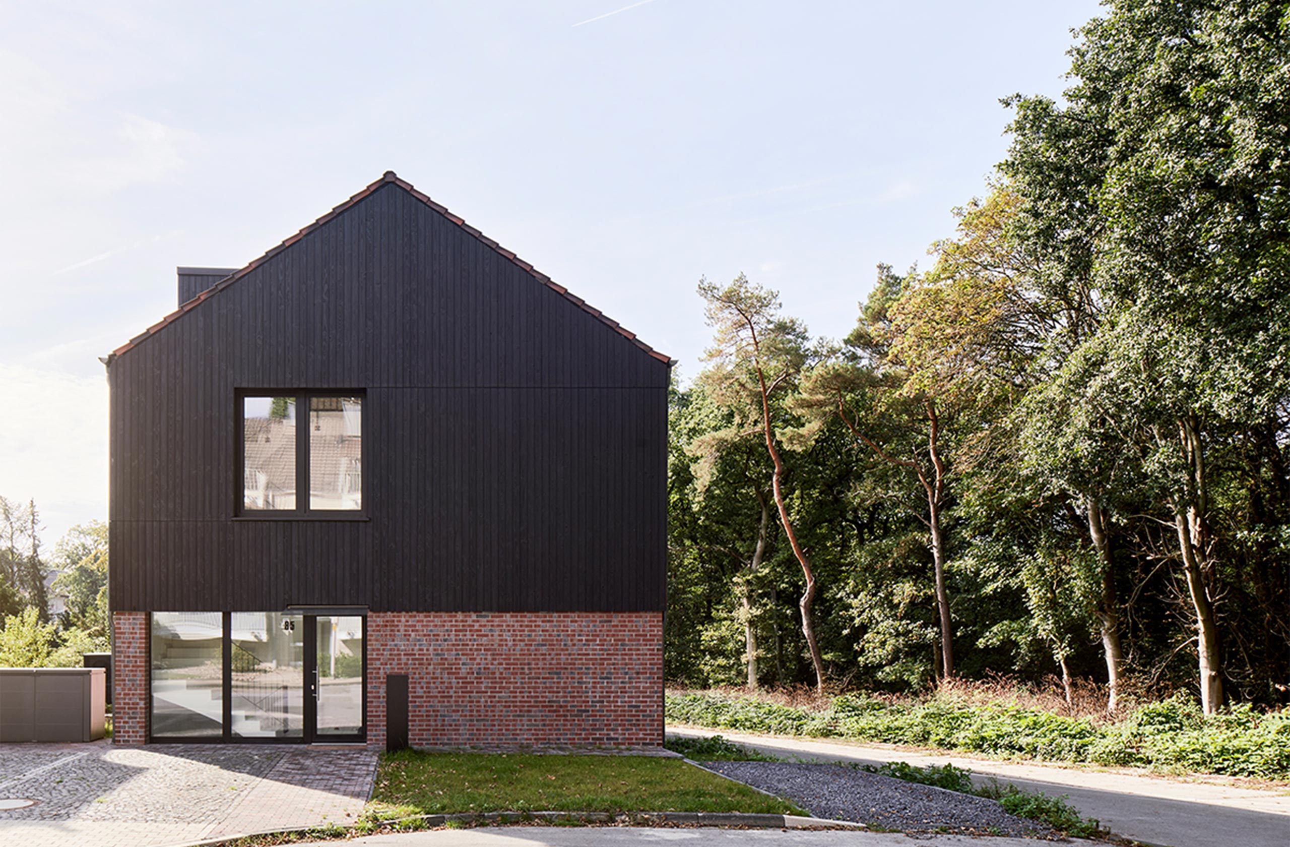 Giebelfassade des Mehrfamilienhauses mit Eingangsbereich