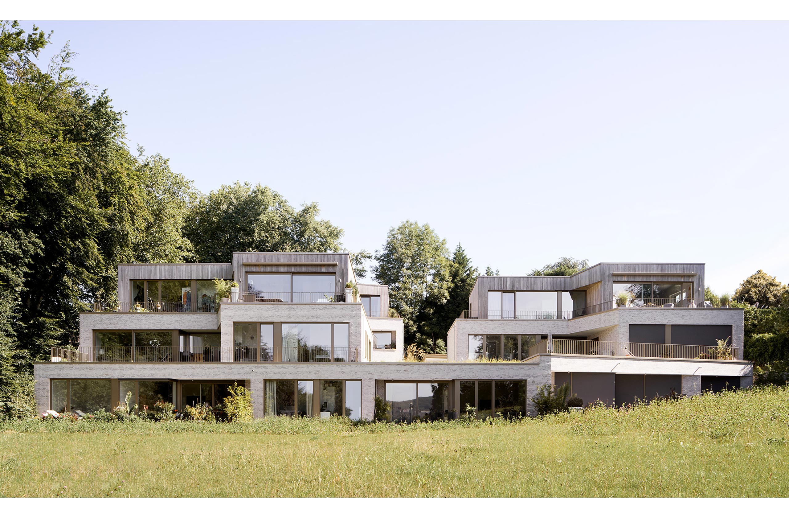 Außenansicht der gestaffelten Mehrfamilienhäuser in Hanglage