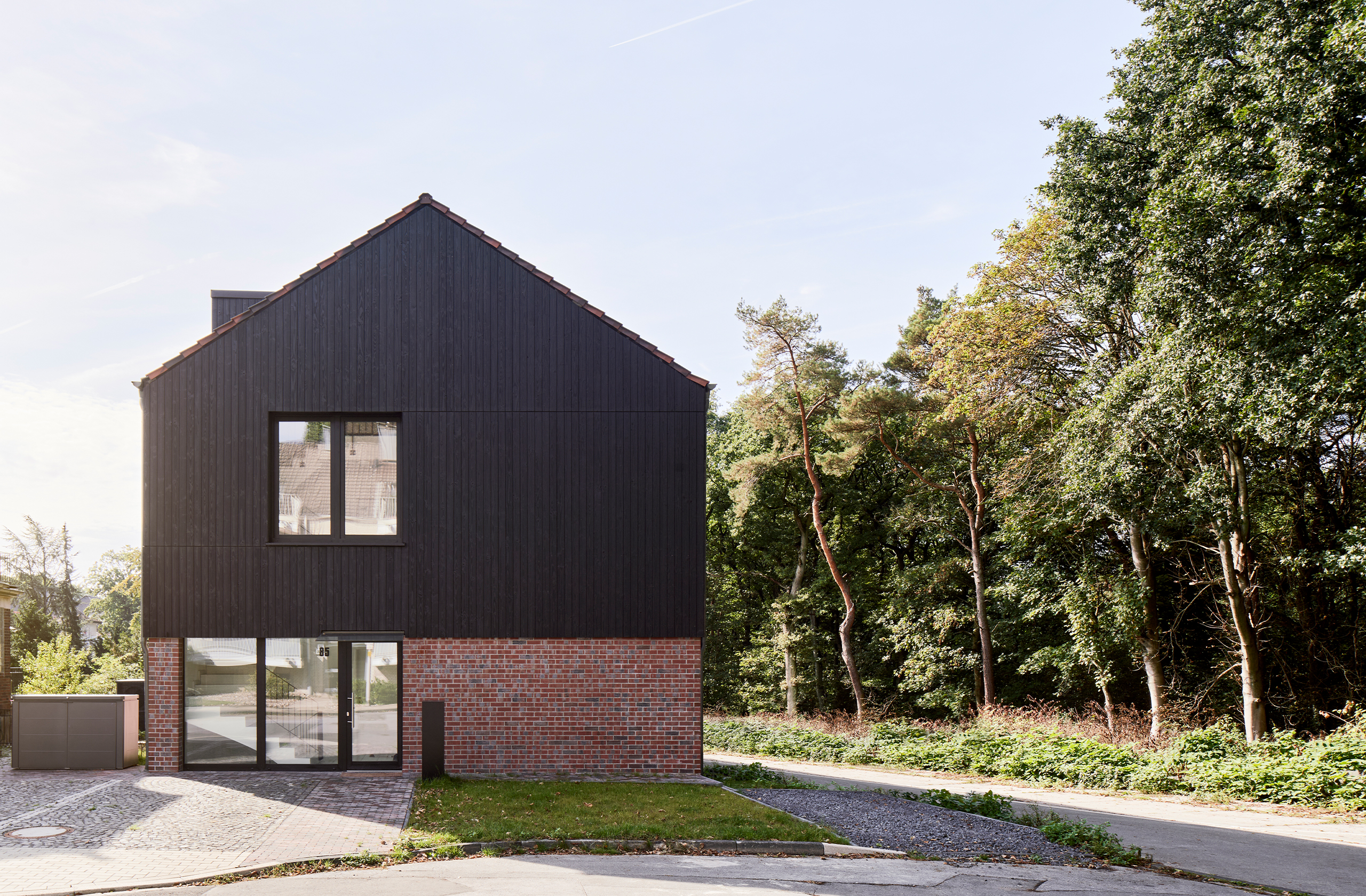 Giebelfassade des Mehrfamilienhauses mit Eingangsbereich