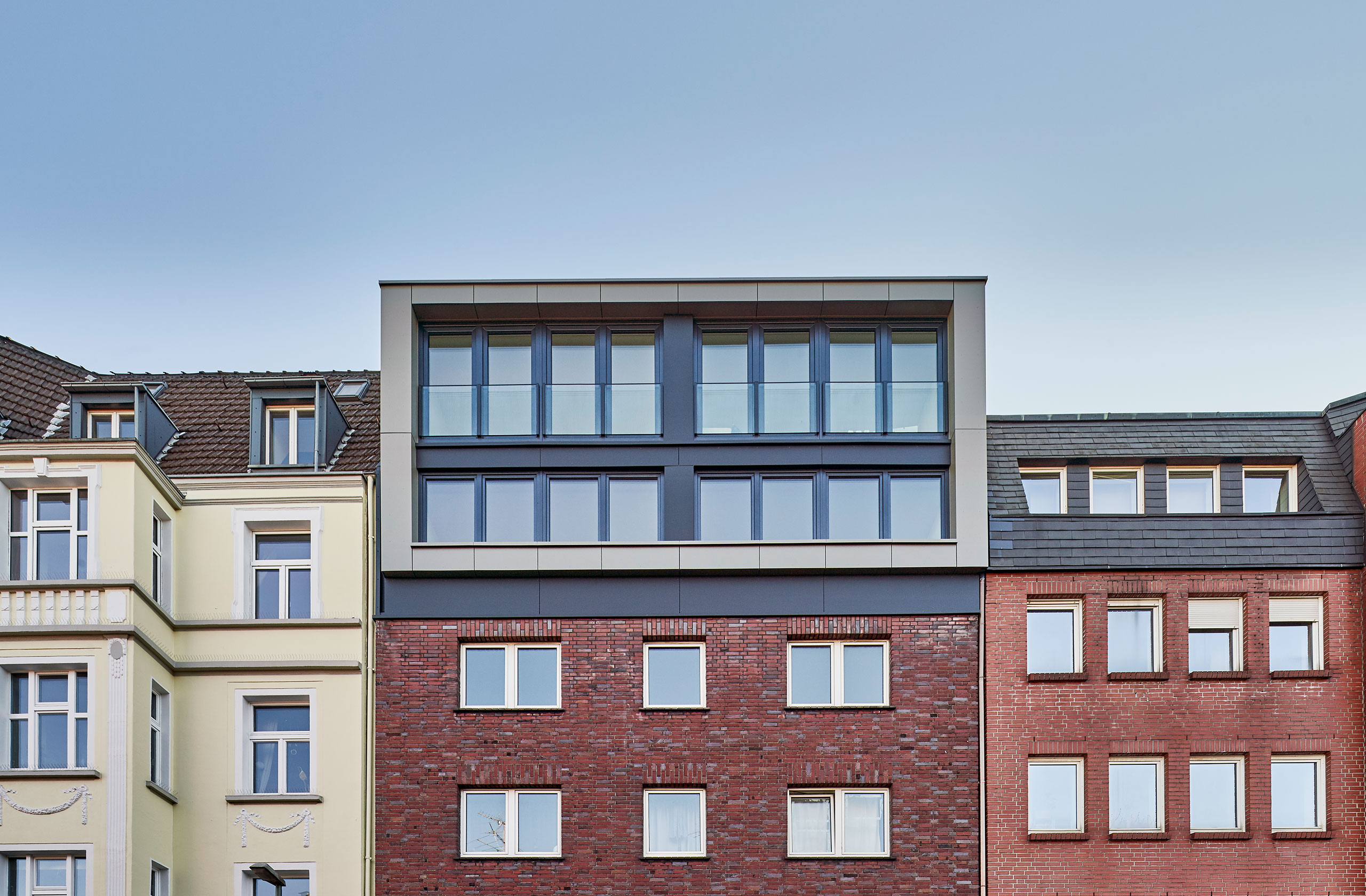 Außenansicht erweiterter Wohnbebauung mit modernem Dachgeschoss in Duisburg