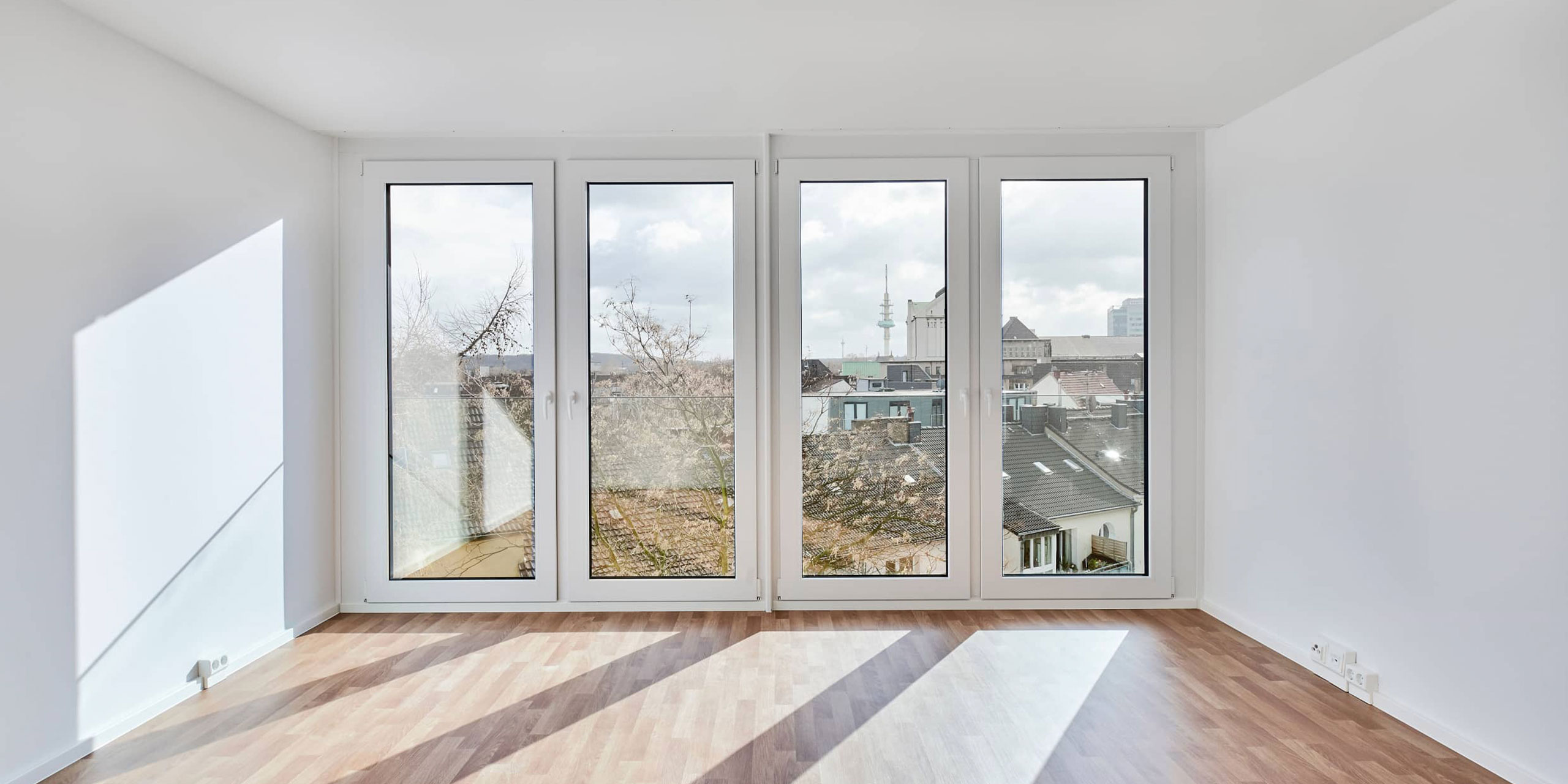 Wohnraum mit Bodentiefen Fenstern in der erweiterten Wohnbebauung in Duisburg