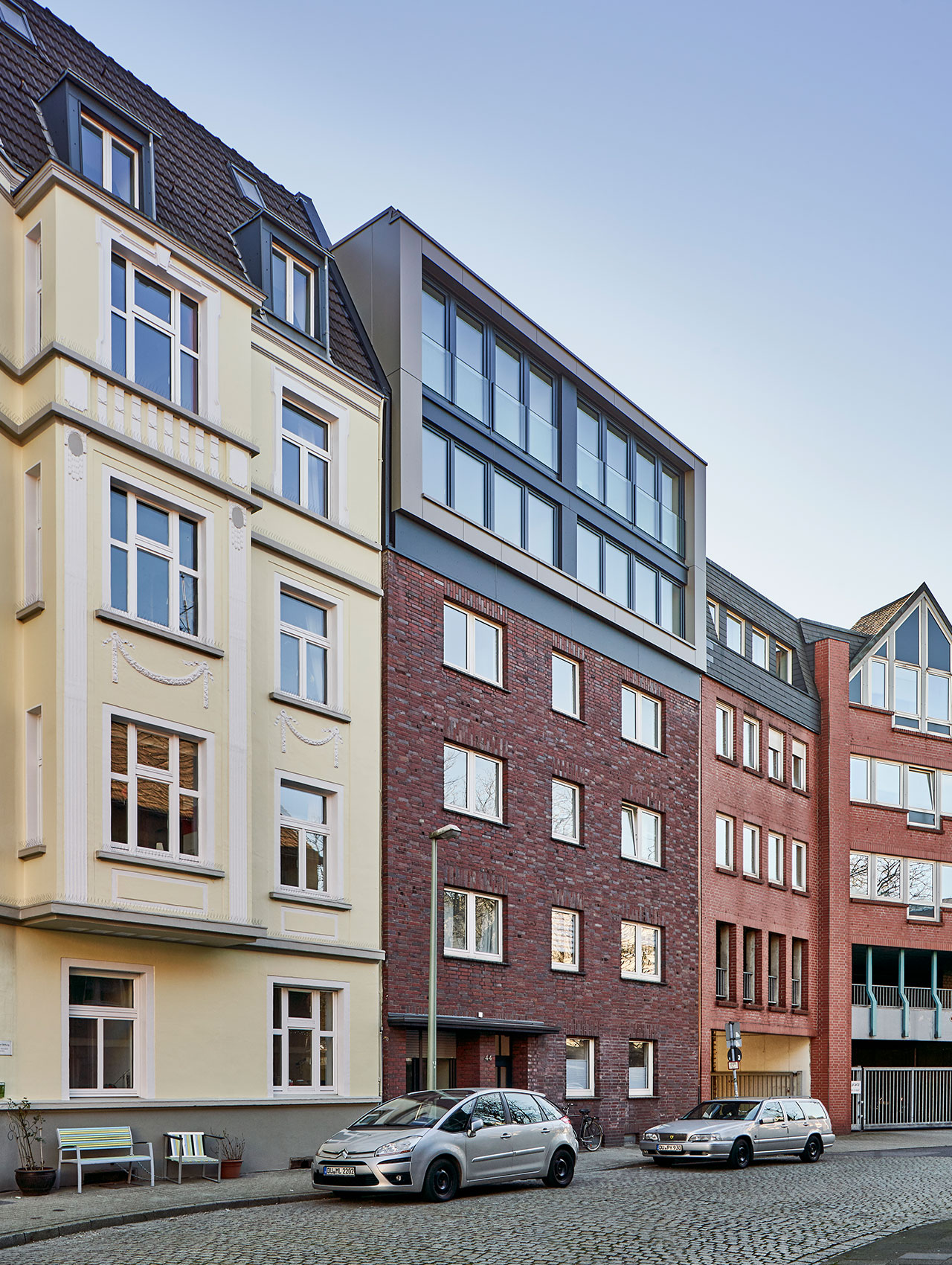 Straßenansicht der erweiterten Wohnbebauung in Duisburg mit neuem Dachgeschoss