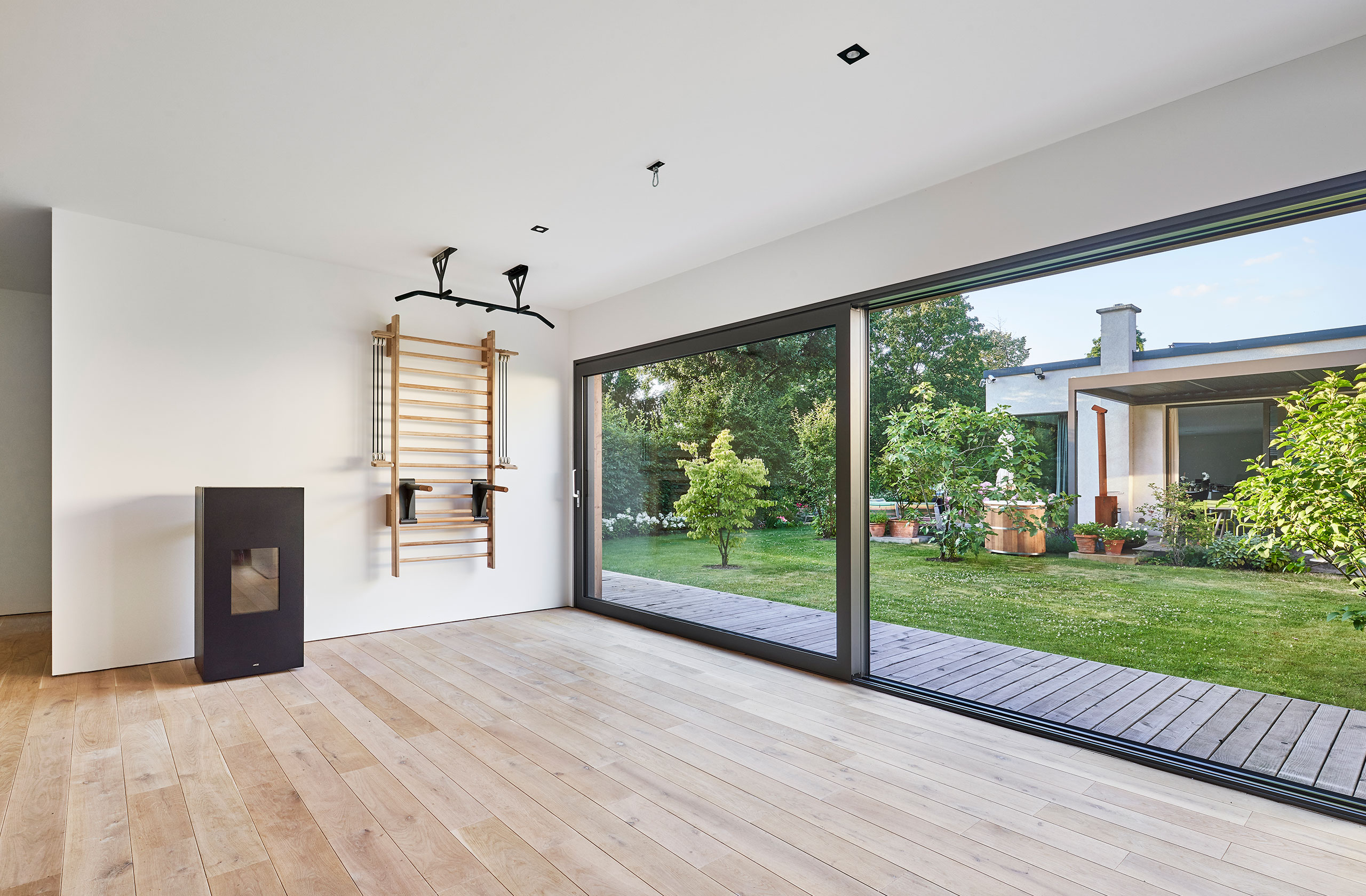 Wohnraum mit großer Fensterfront