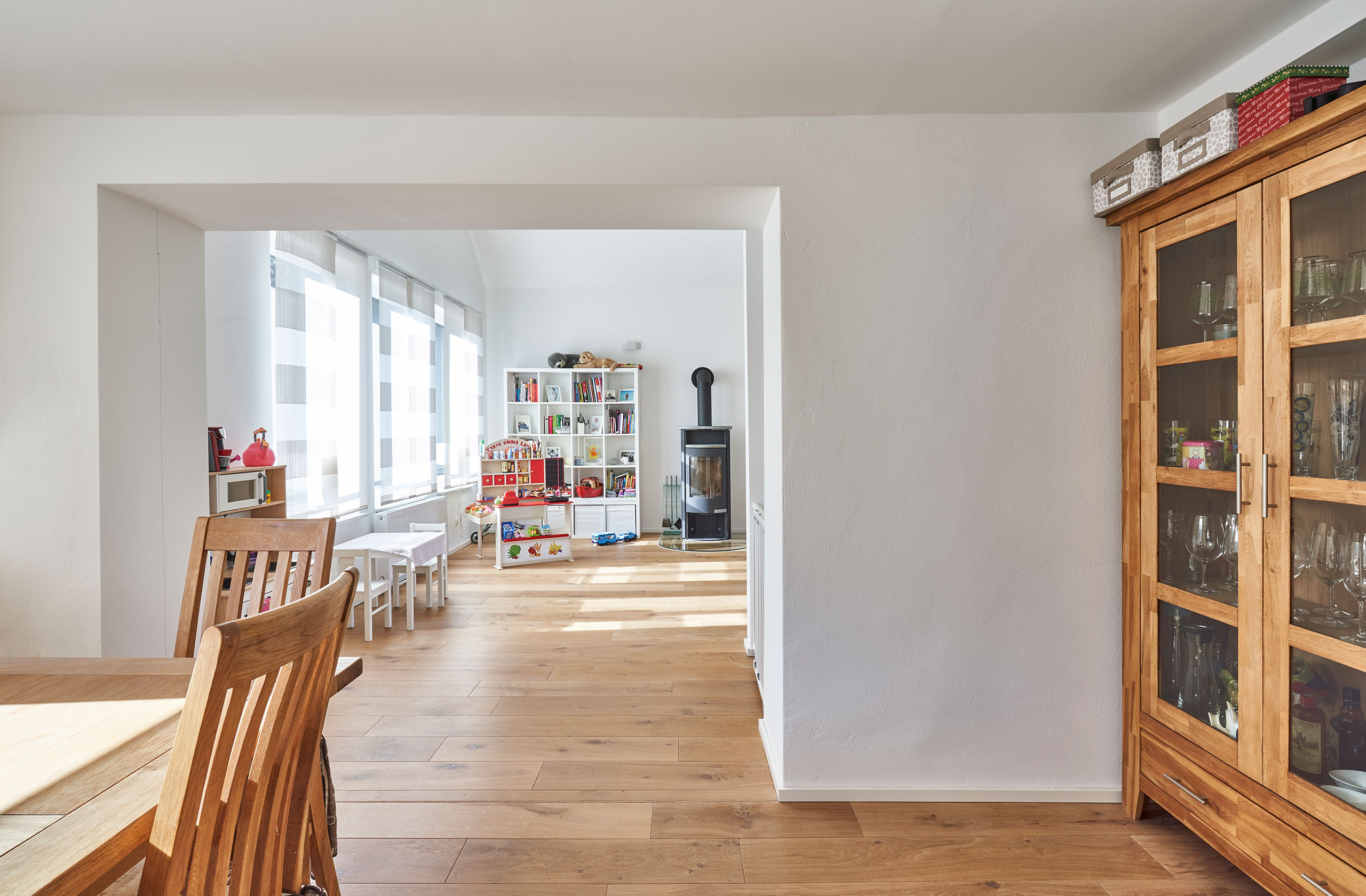 Innenansicht mit Essbereich und Verbindung zwischen Altbau und Anbau