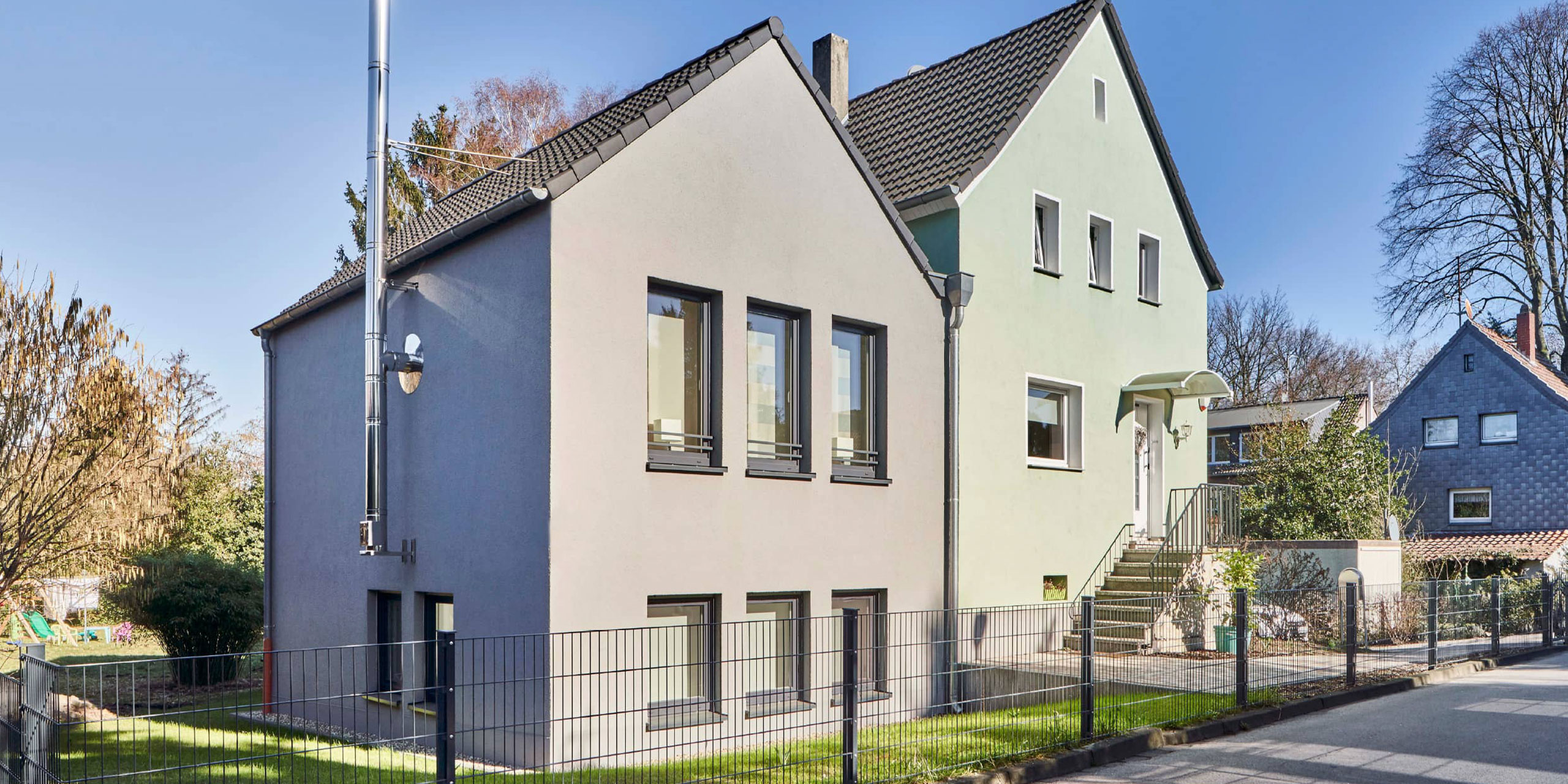 Außenansicht des erweiterten Einfamilienhauses