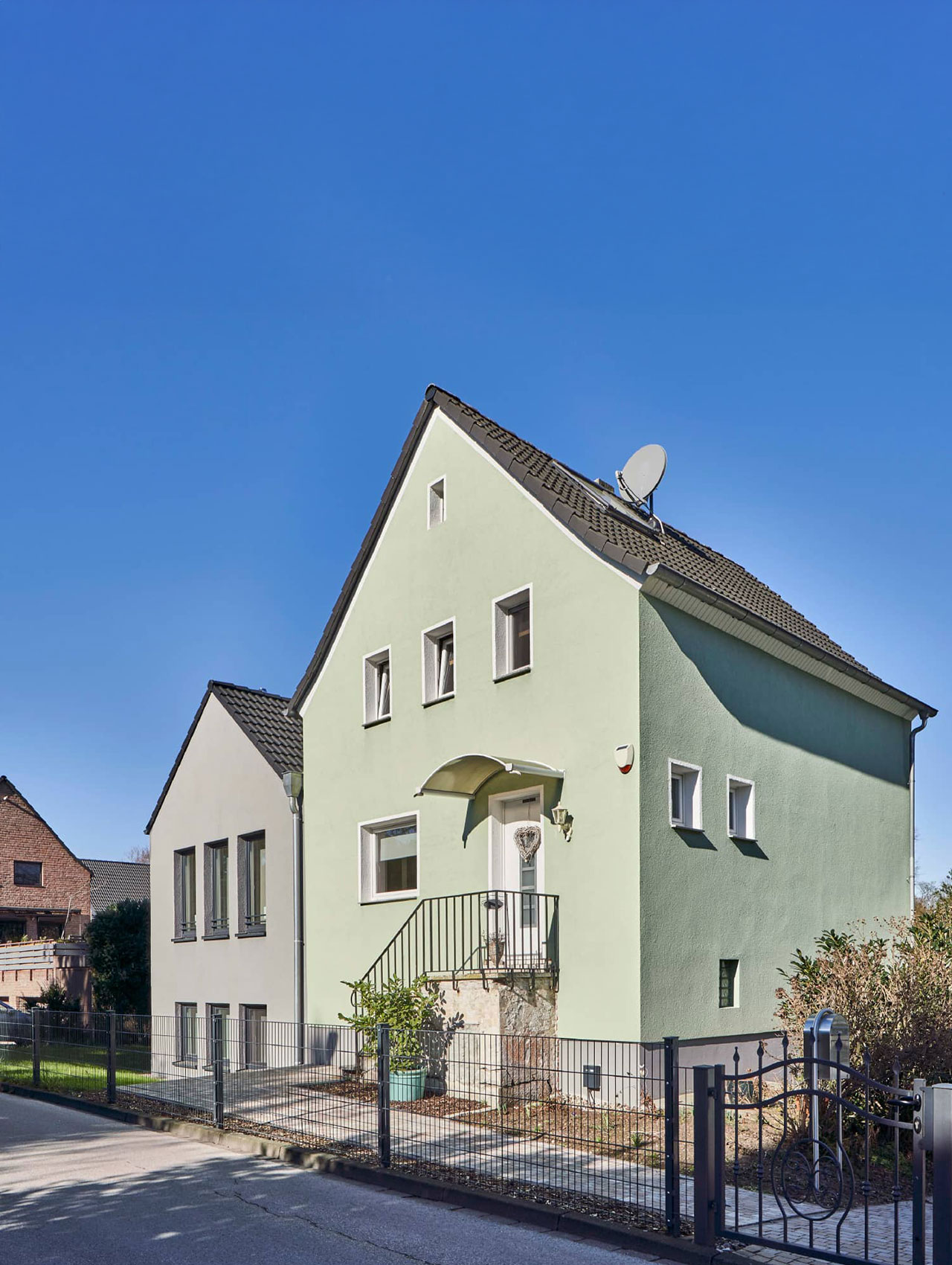 Außenansicht des Einfamilienhauses mit der Erweiterung