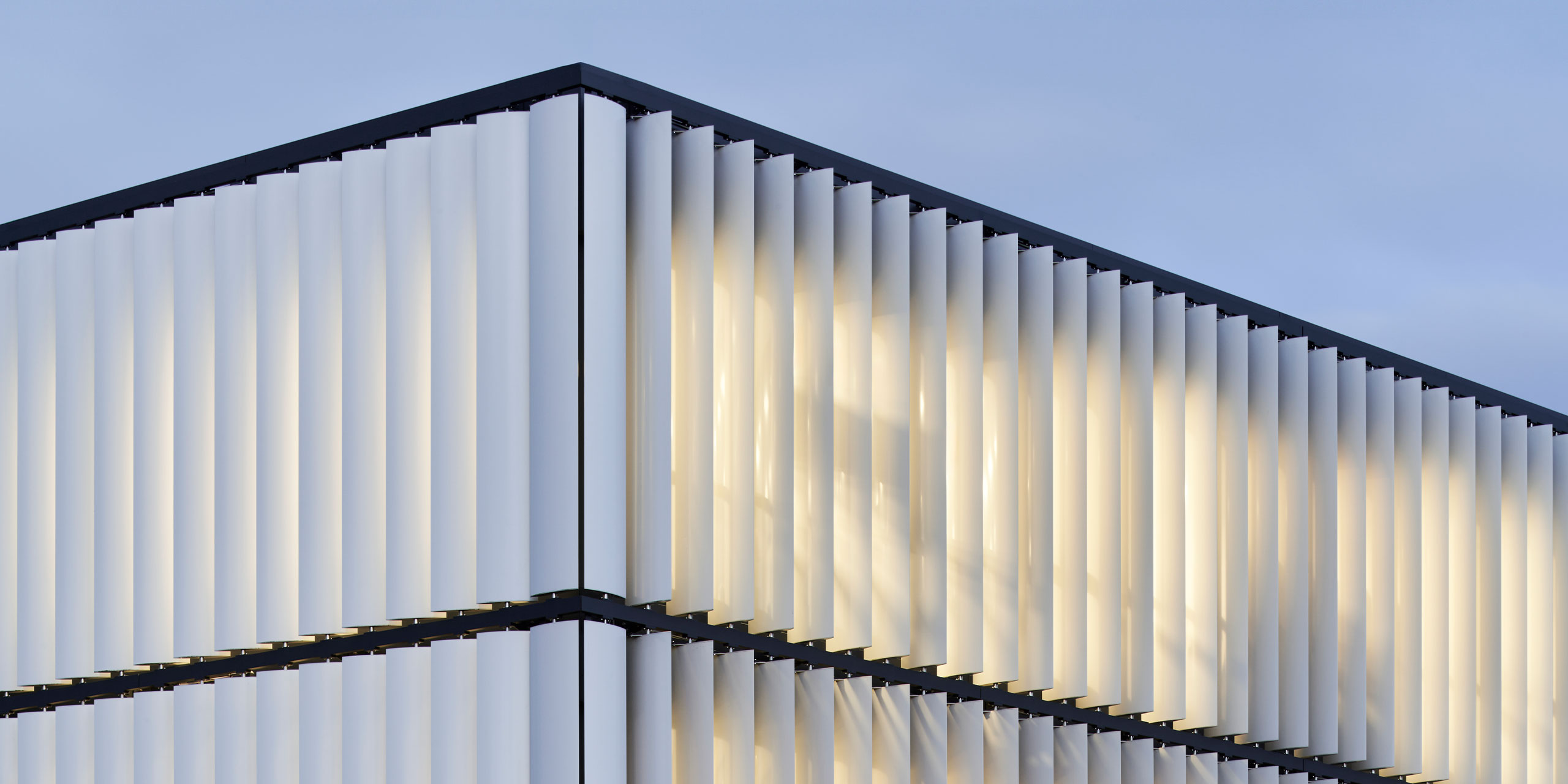 Fassadenansicht mit pitstop-Logo und markanter Lamellenstruktur