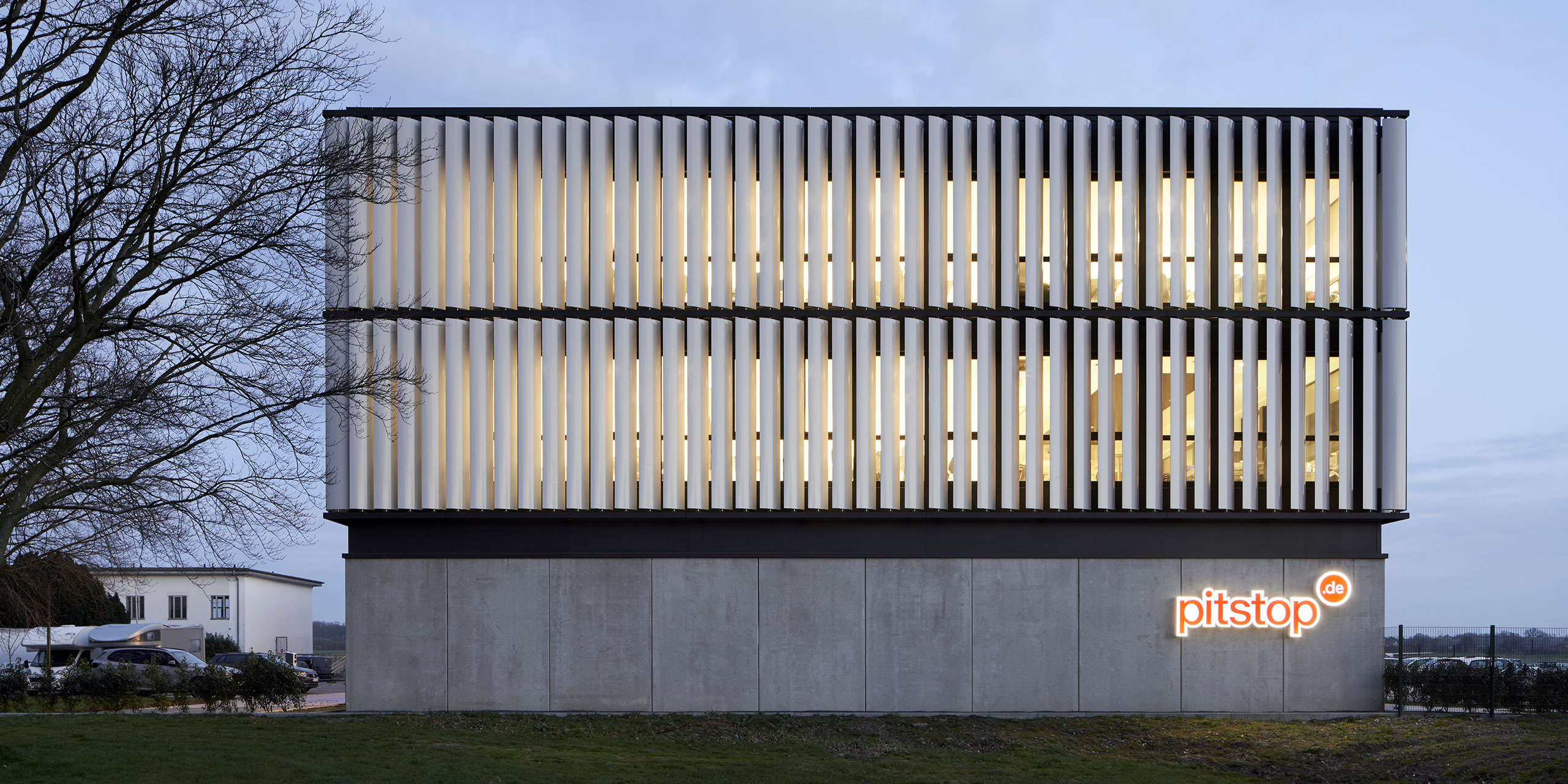 Fassadenansicht mit pitstop-Logo und markanter Lamellenstruktur