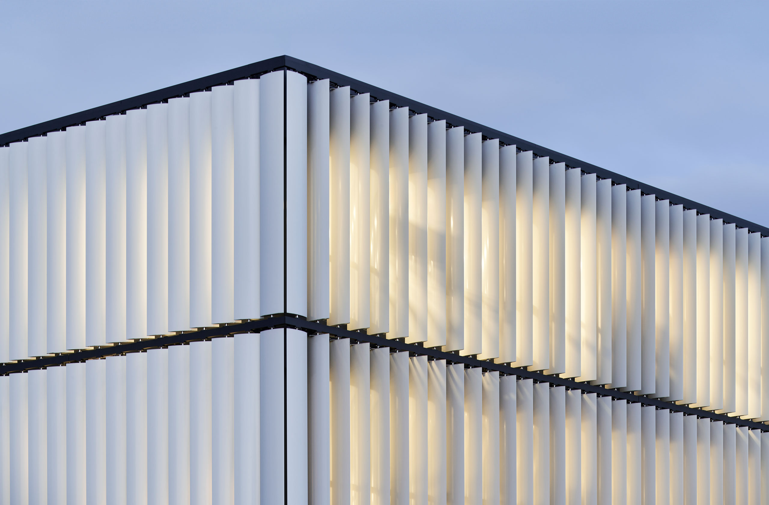 Ansicht der Fassade bei Dämmerung mit transluzenter Lichtwirkung