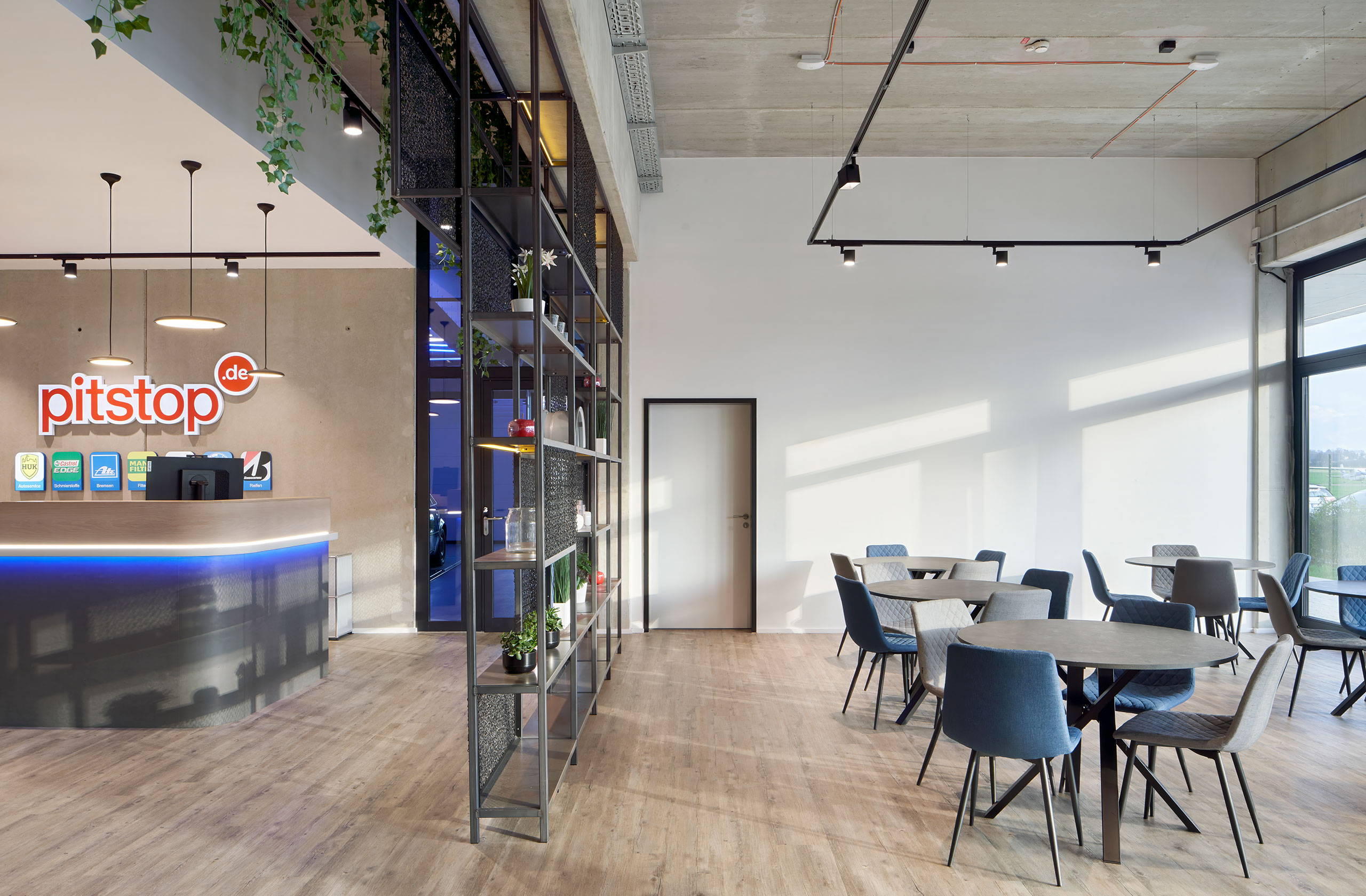 Empfangsbereich der Hauptverwaltung pitstop mit Markenauftritt