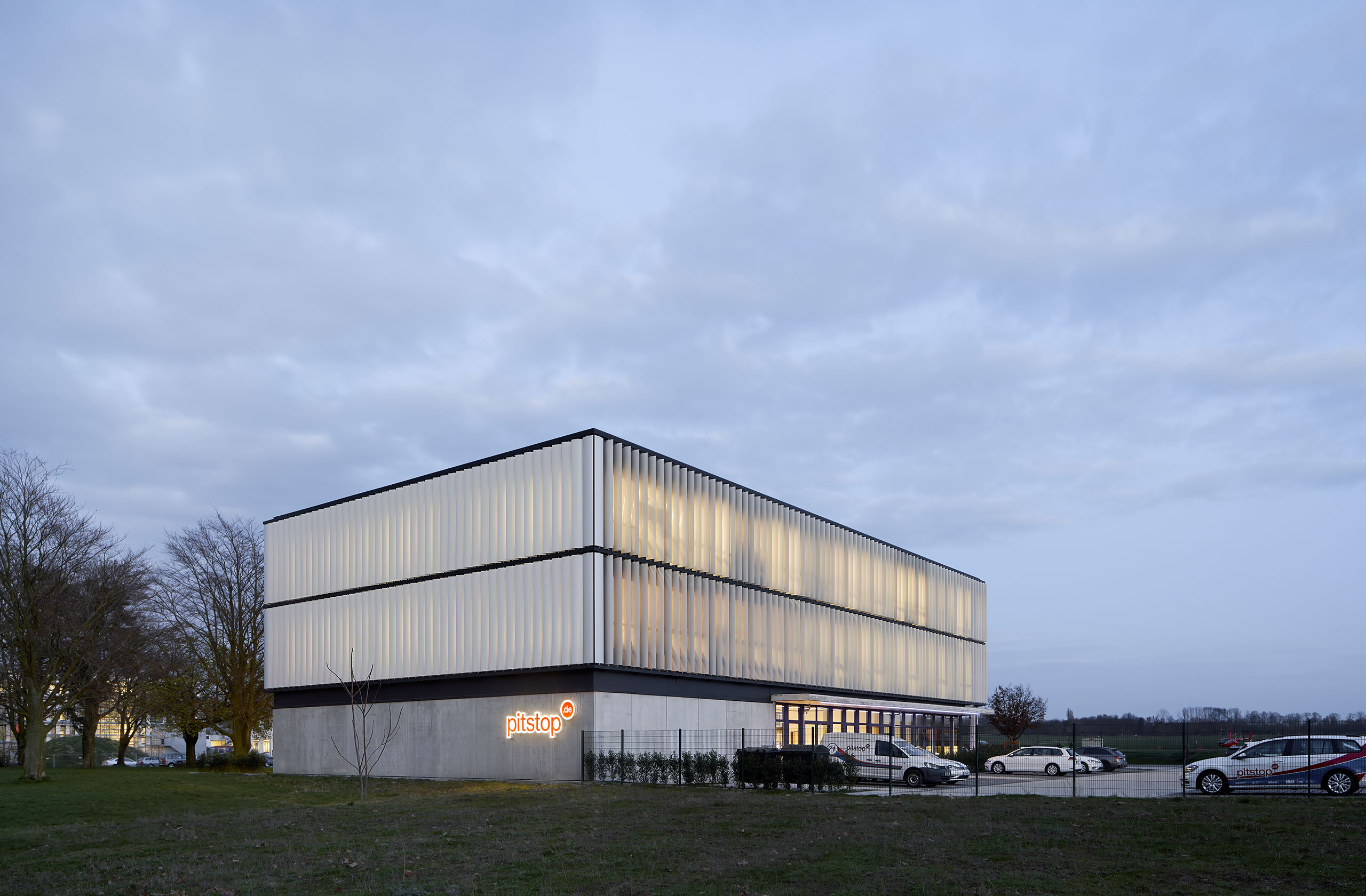 Seitenansicht des Gebäudes bei Abendstimmung