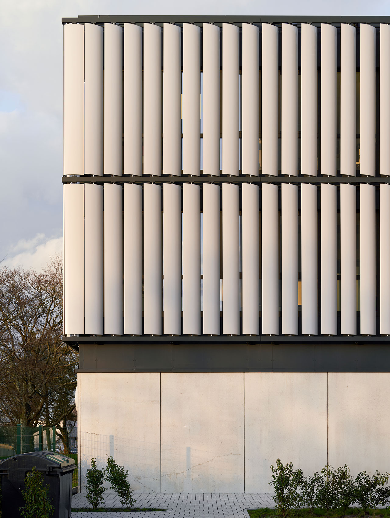 Fassadendetail der Hauptverwaltung pitstop mit vertikalen Lamellen aus Metall