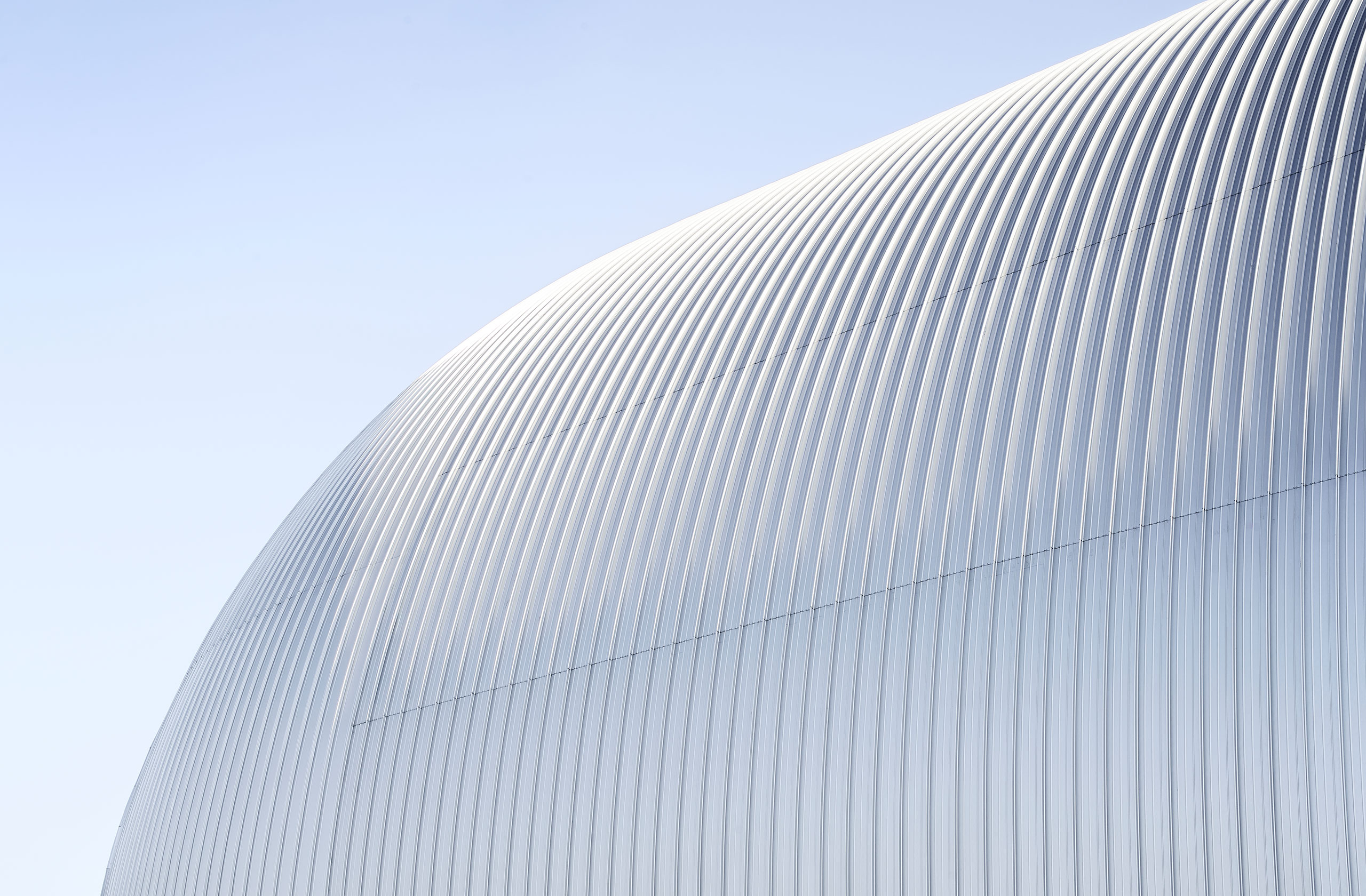 Fassadenansicht des Luftschiffhangars mit Aluminiumverkleidung