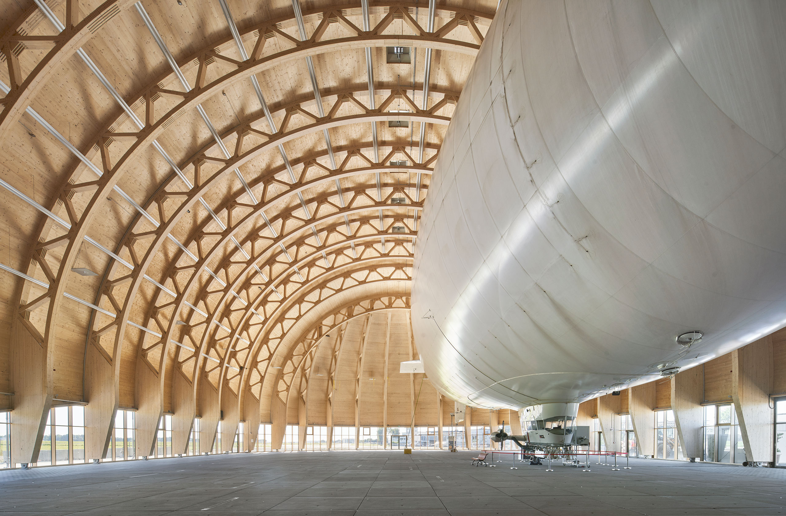 Innenraum des Luftschiffhangars in Mülheim an der Ruhr mit Holztragwerk, Smyk Fischer Architekten