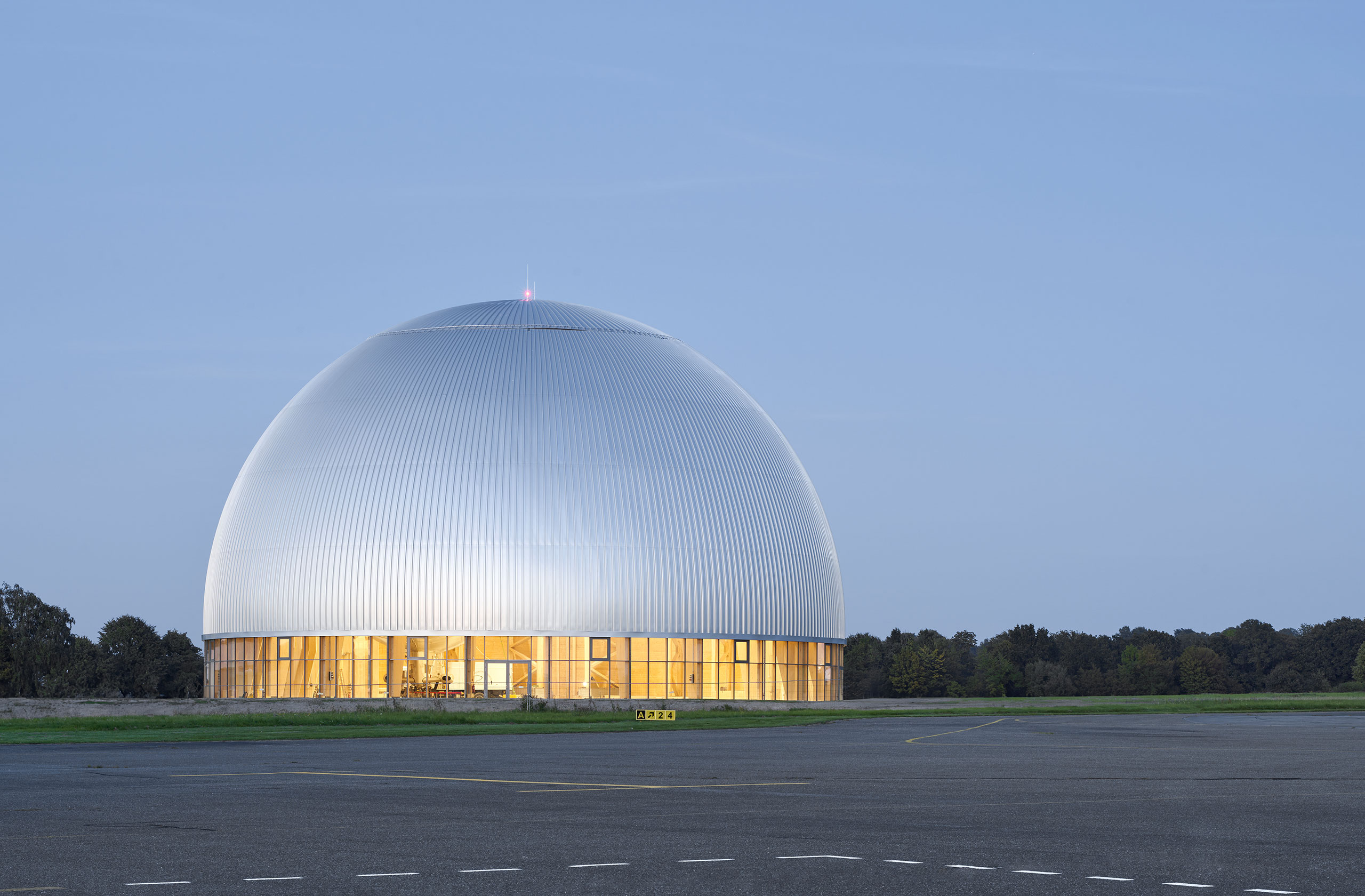 Luftschiffhangar in Mülheim an der Ruhr bei Abendlicht, entworfen von Smyk Fischer Architekten