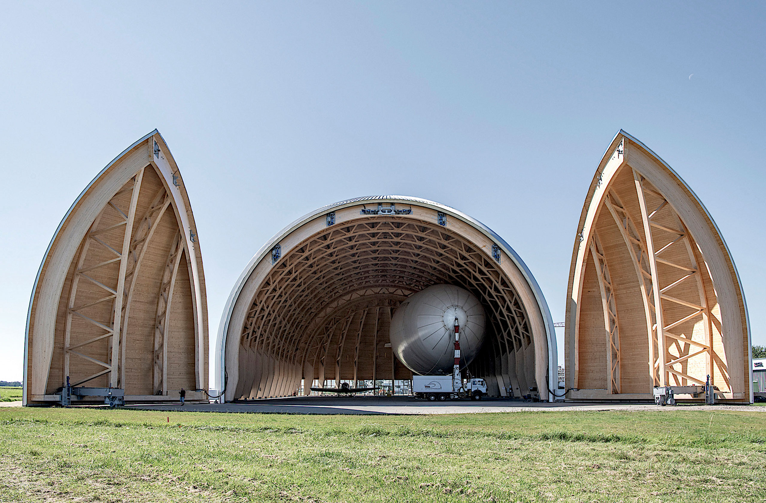 Geöffneter Luftschiffhangar mit Luftschiff im Innenraum