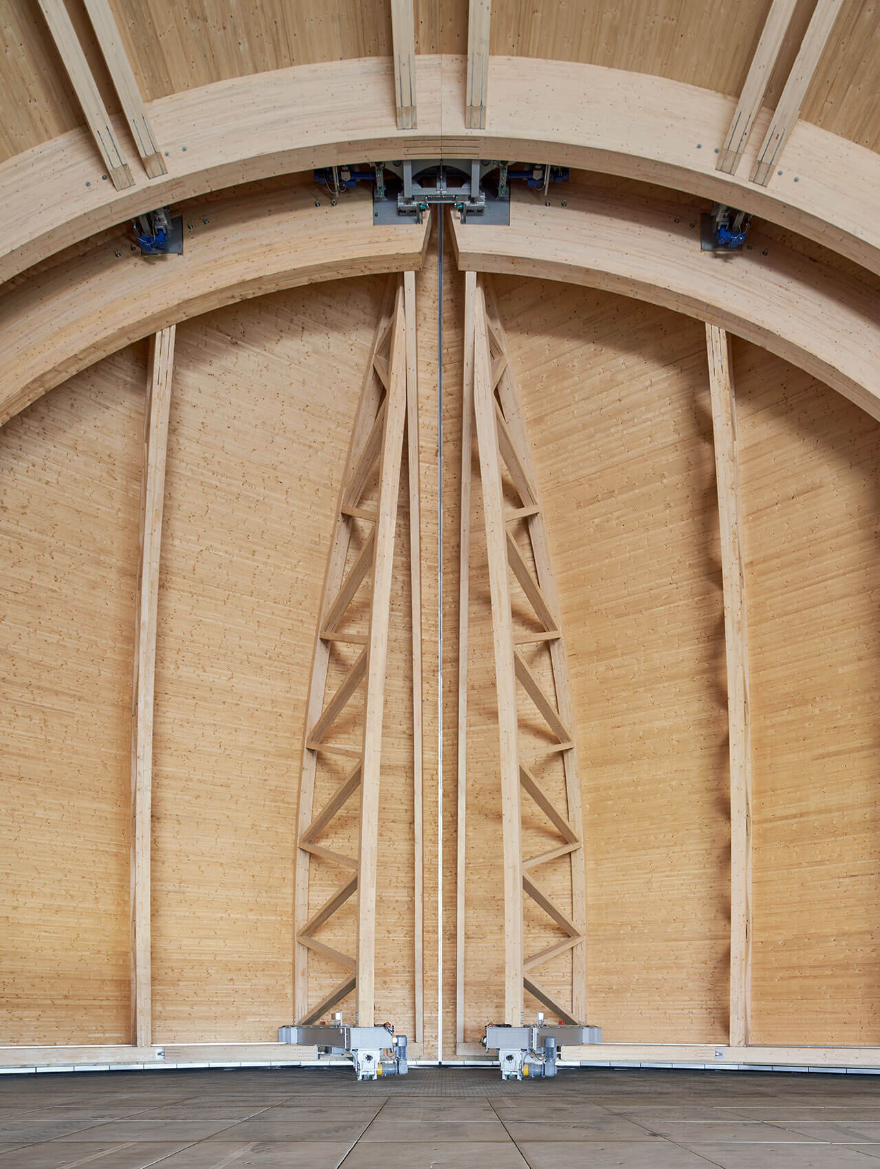 Technische Toranlage im Inneren des Luftschiffhangars