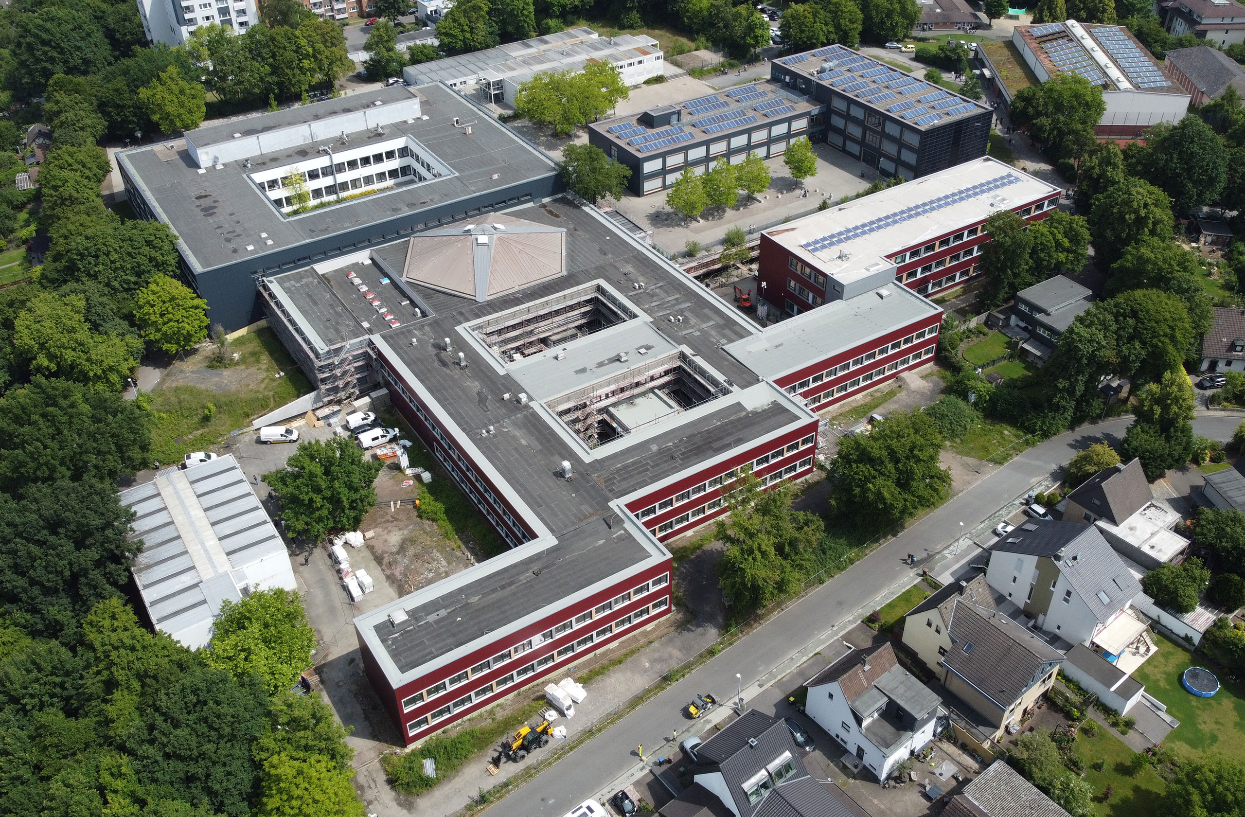 Luftaufnahme mit klar erkennbarer Gebäudestruktur und Innenhöfen des Schulzentrums Broich