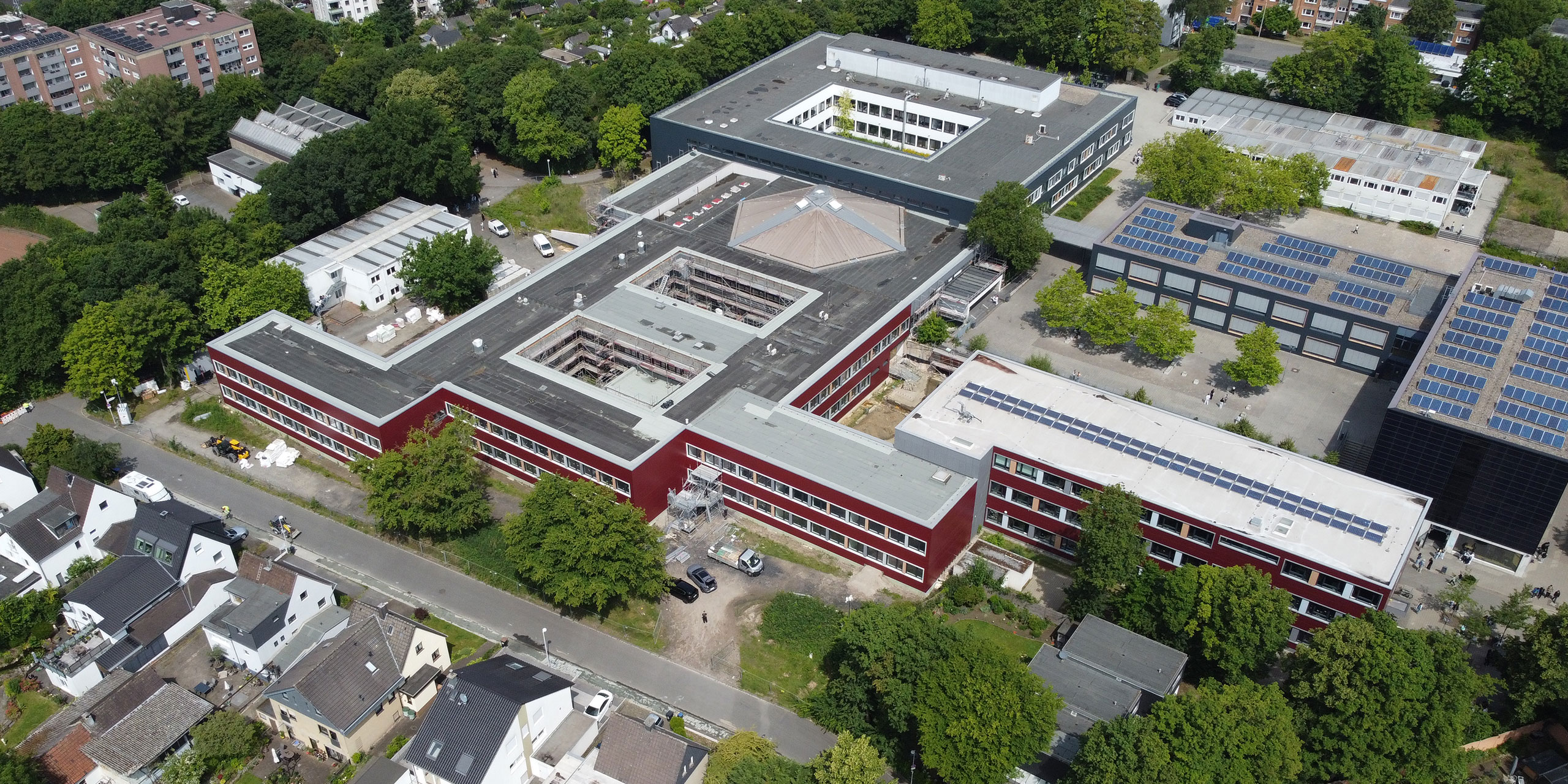 Gesamtaufnahme des Schulzentrums Broich mit angrenzenden Sport- und Grünflächen