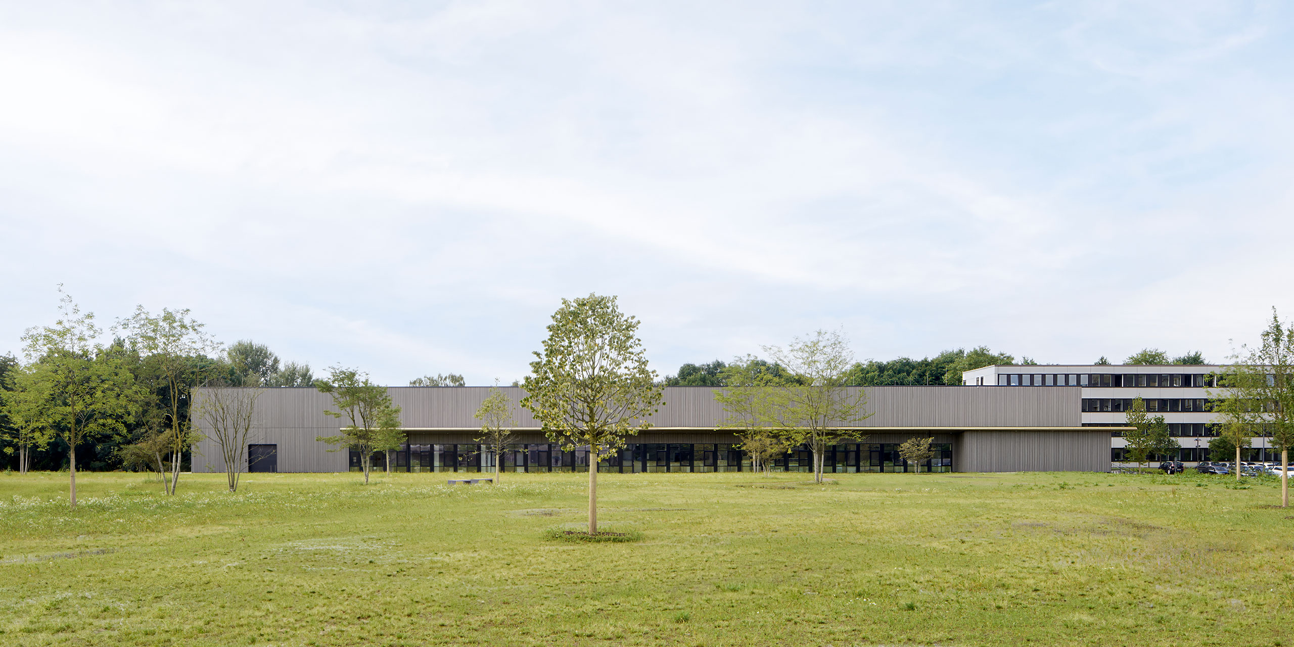 Gesamtansicht des in die Landschaft eingebetteten Gebäudes nach Umbau