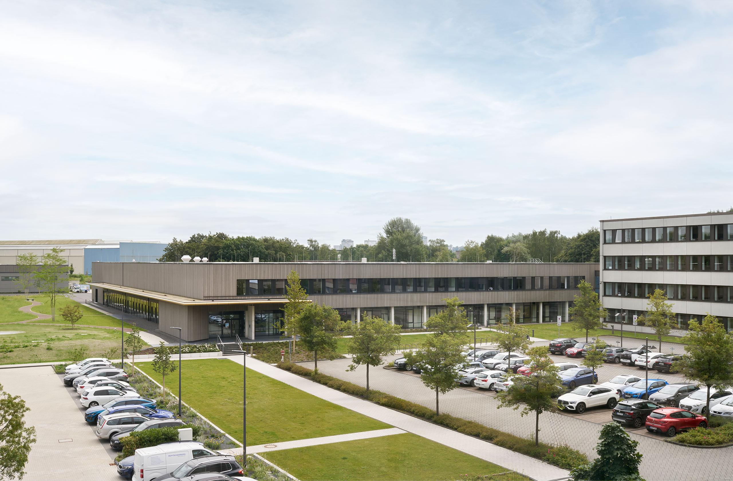 Gesamtansicht der Anlage mit Parkflächen und Landschaftsbezug