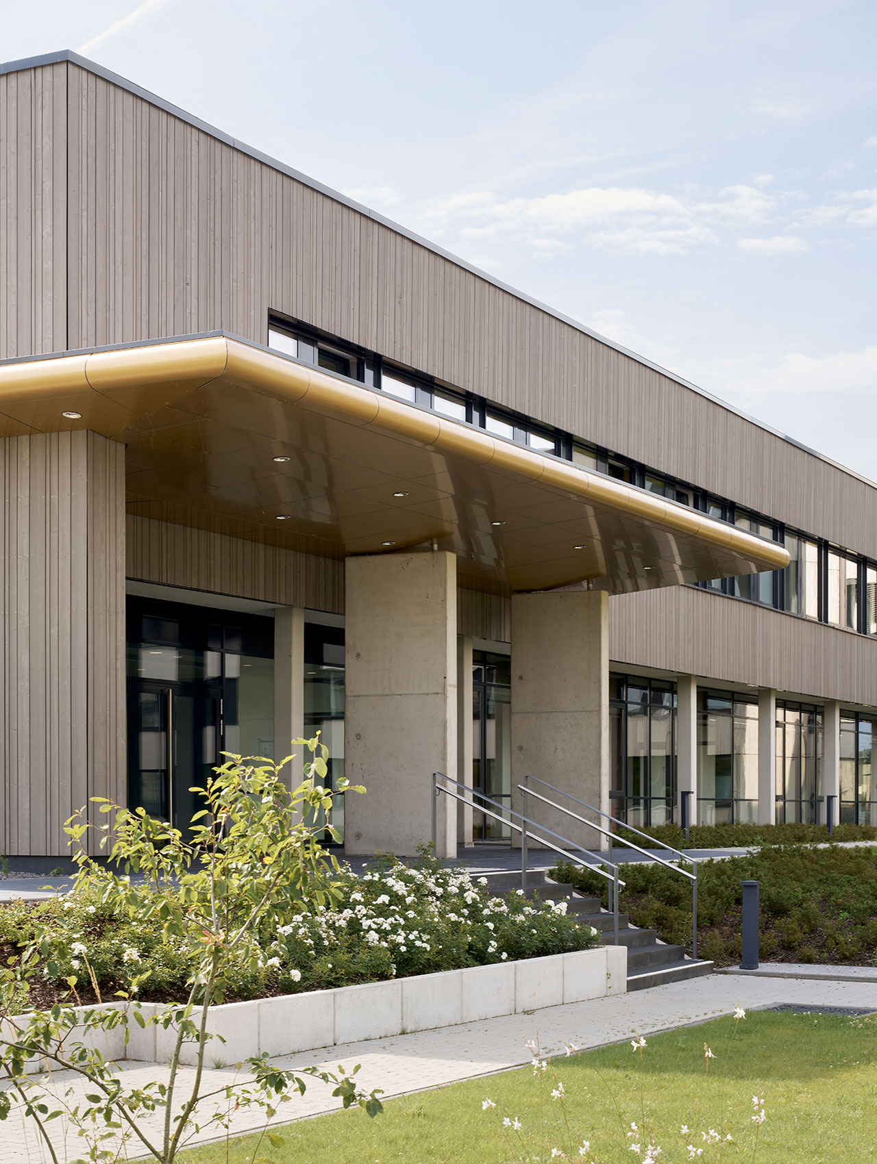 Haupteingang mit überdachtem Zugang