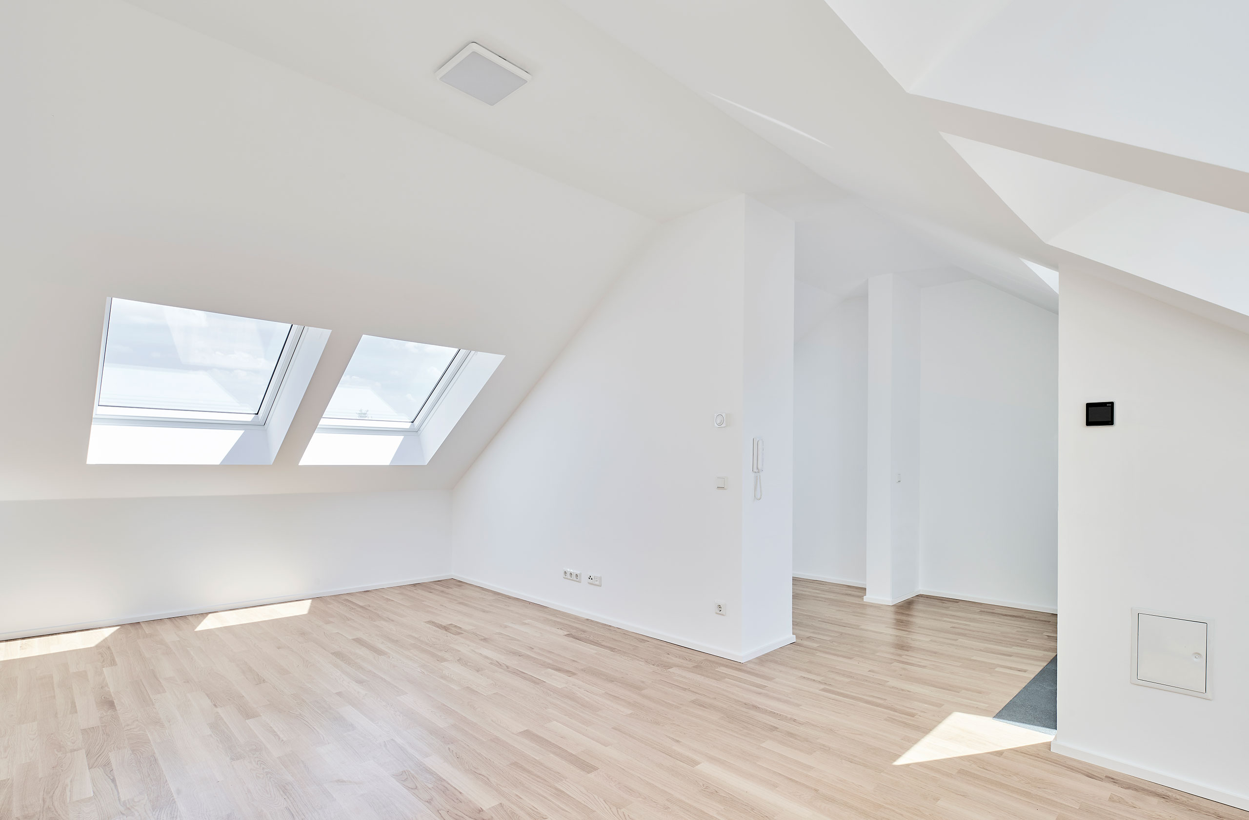 Wohnraum mit Dachschrägen und großzügigen Oberlichtern