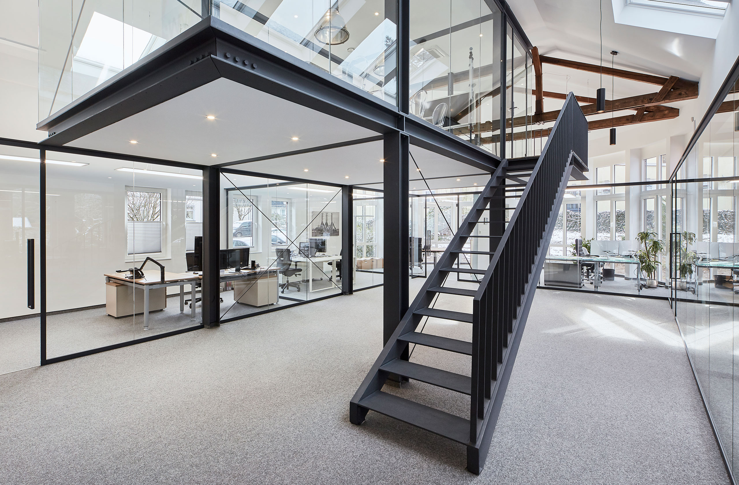 Treppenbereich mit Stahl- und Glaselementen in der modernen Büroetage