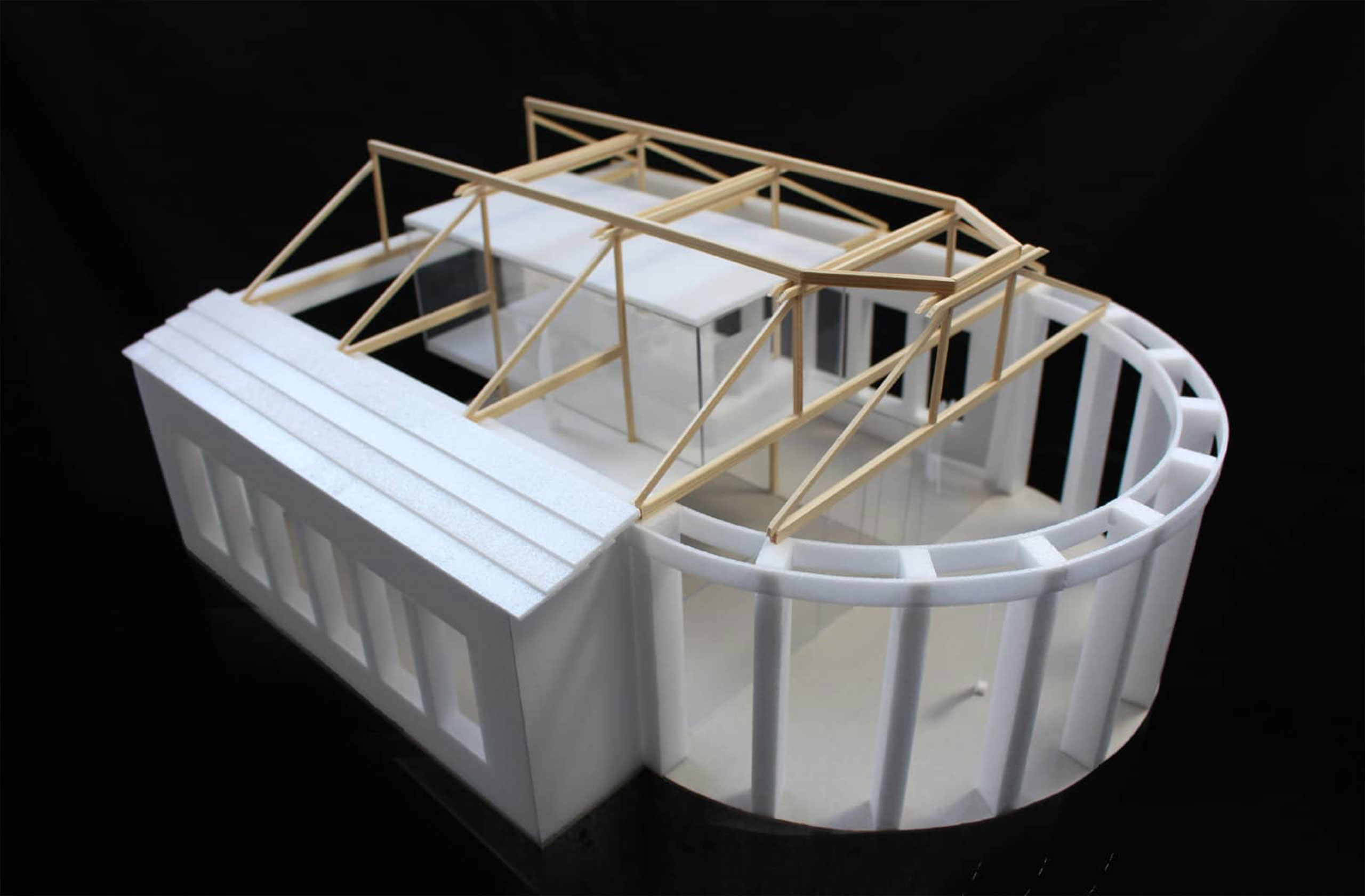 Modell mit sichtbarer Dachkonstruktion und Tragstruktur aus Holz