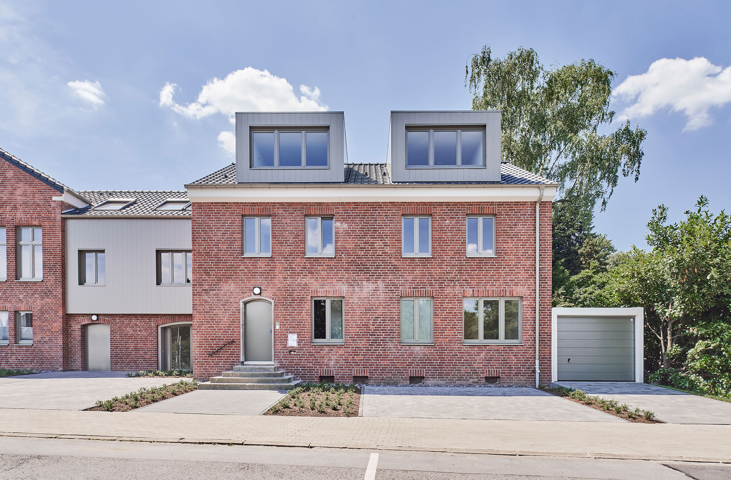 Außenansicht der Kirche mit moderner Aufstockung in Metalloptik