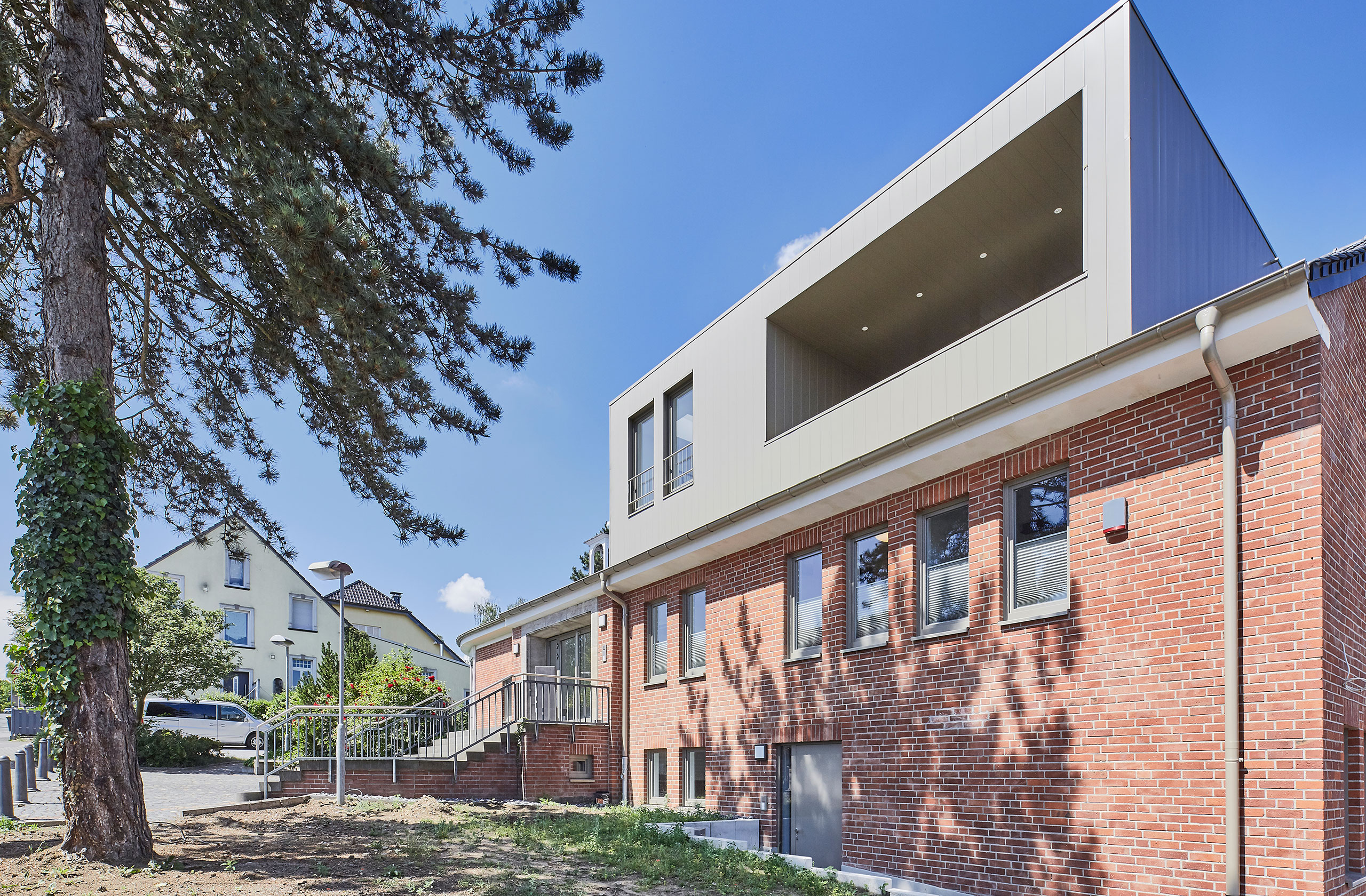 Loggia mit hellem Wandverkleidungssystem und Blick ins Grüne