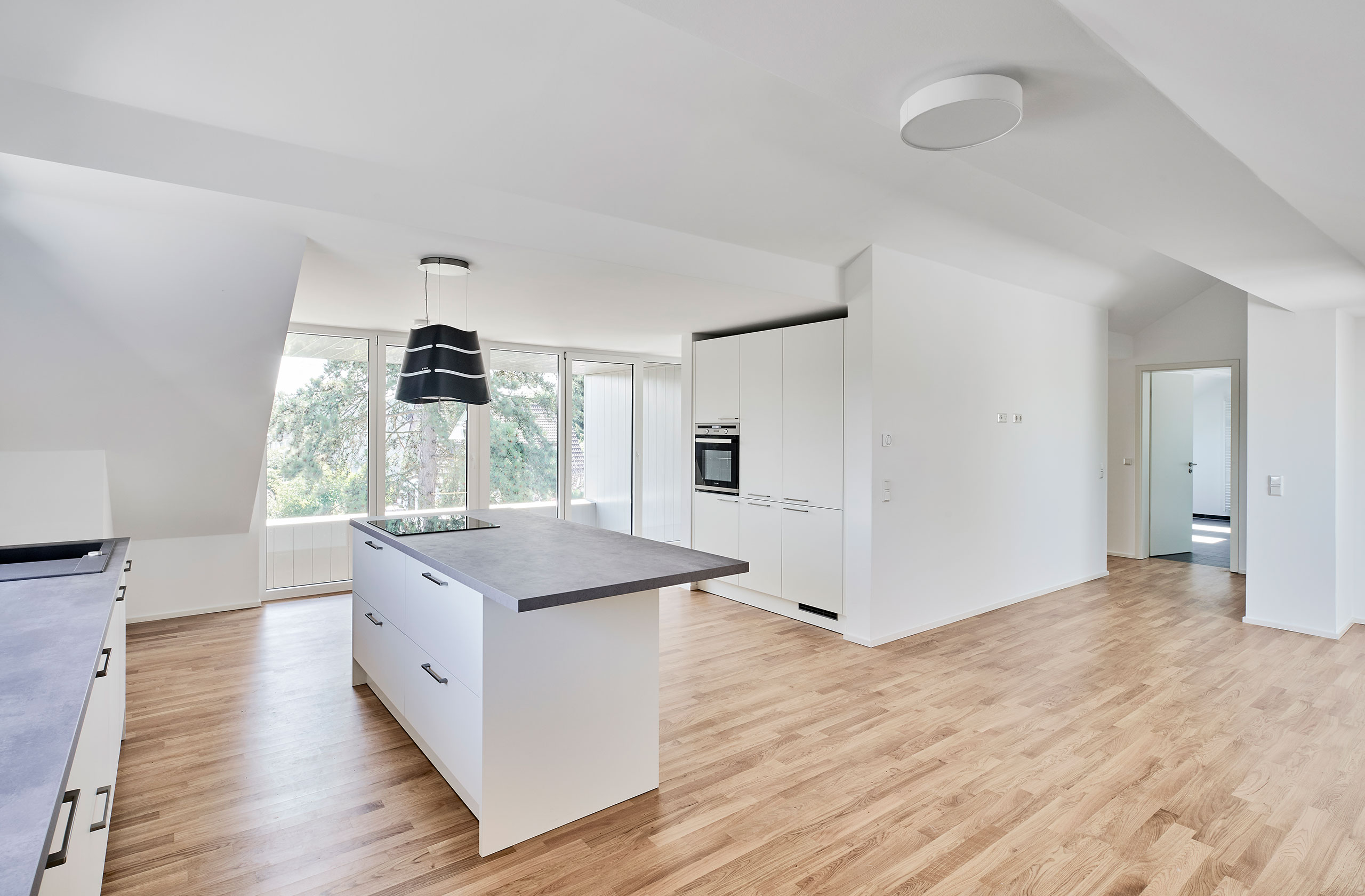 Helle Küche mit Fenstern und moderner Ausstattung