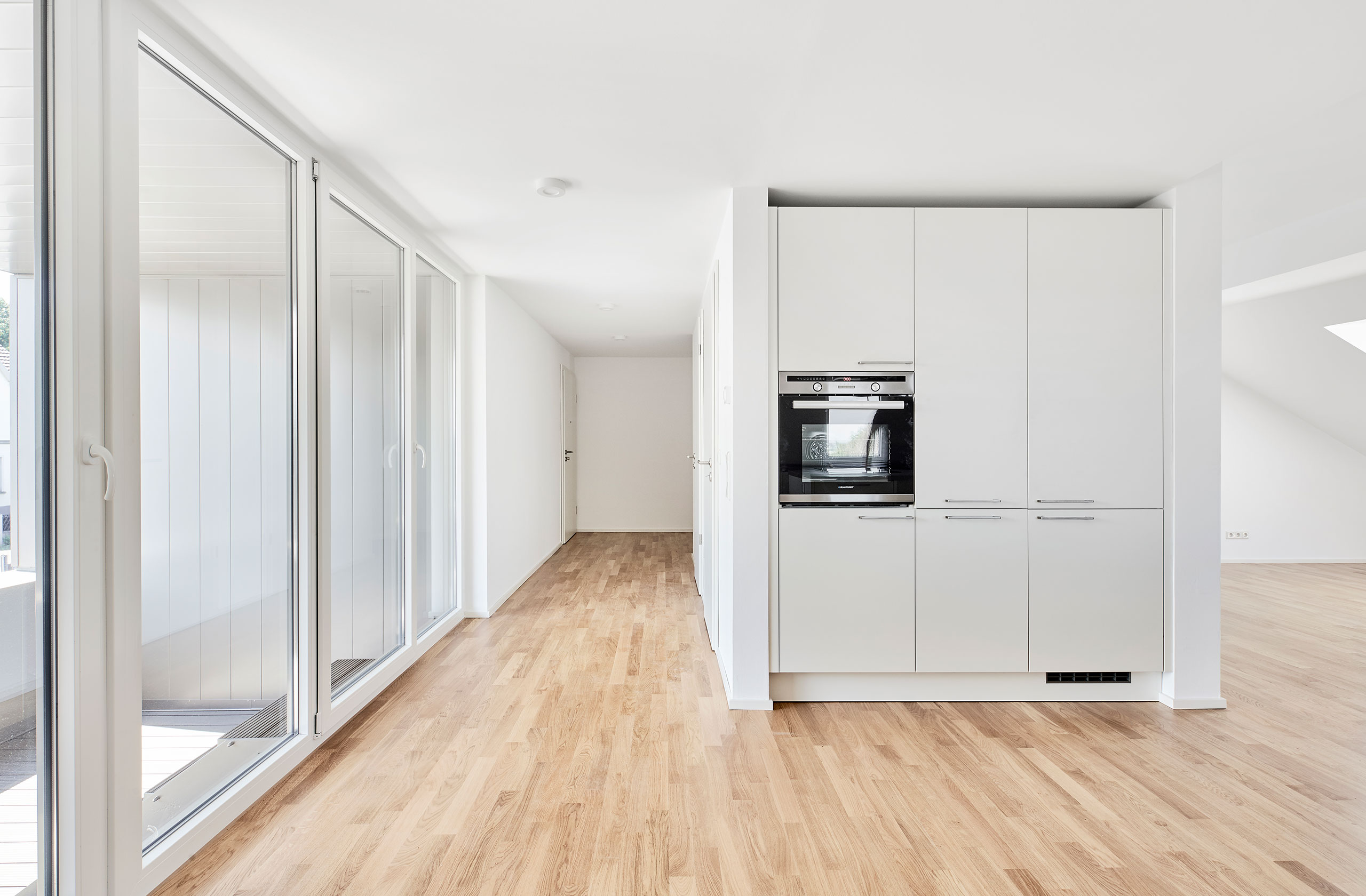 Innenraum einer Wohneinheit mit Küchenmöbeln