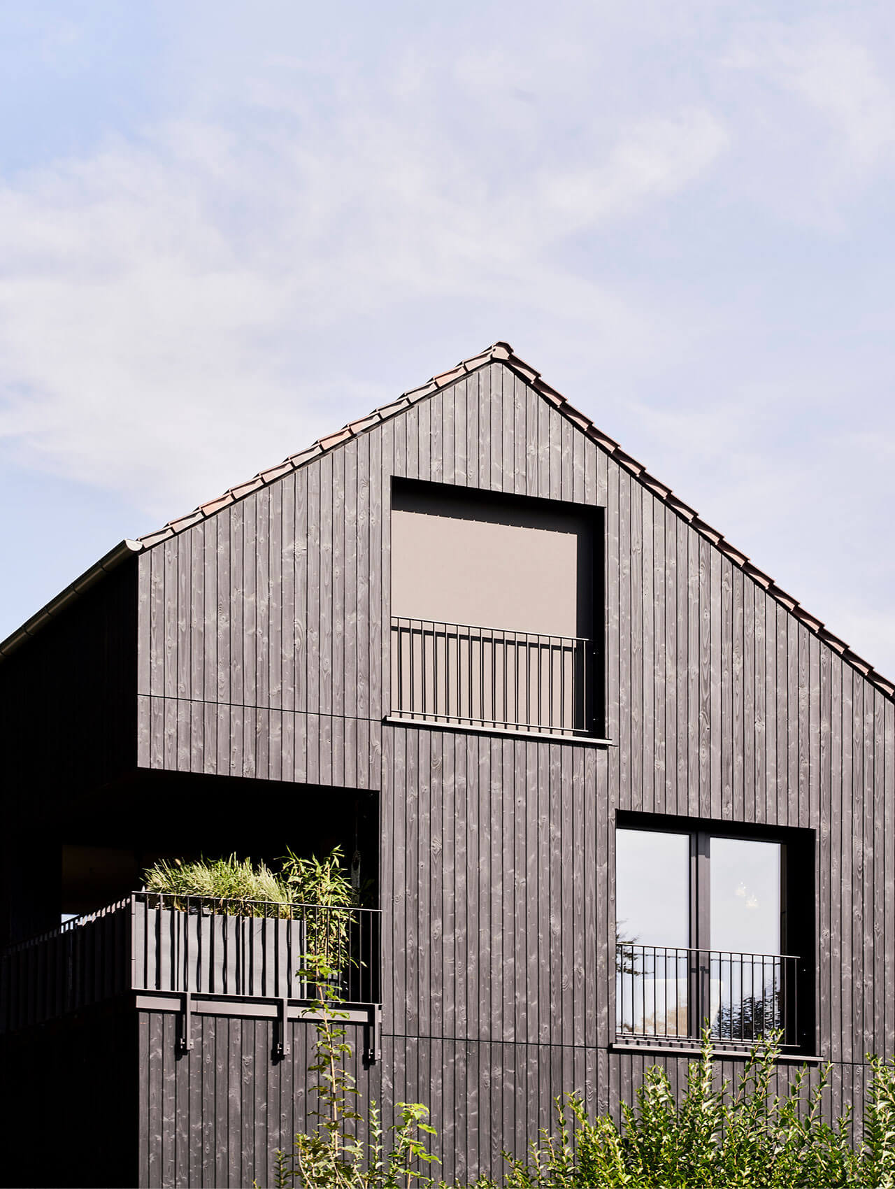 Giebelseite des Mehrfamilienhauses