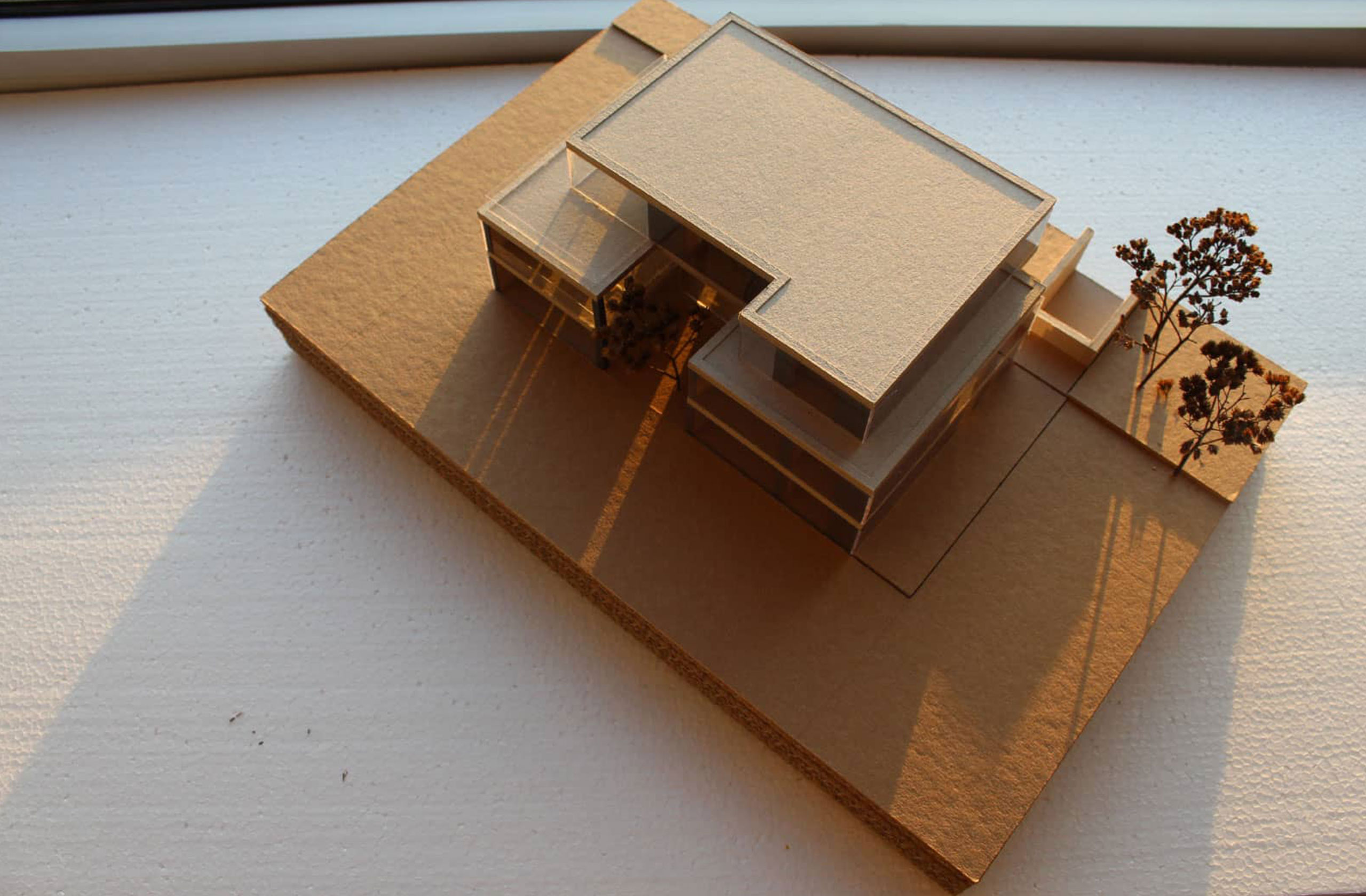 Architekturmodell der Wohnbebauung mit aufgesetztem Dach