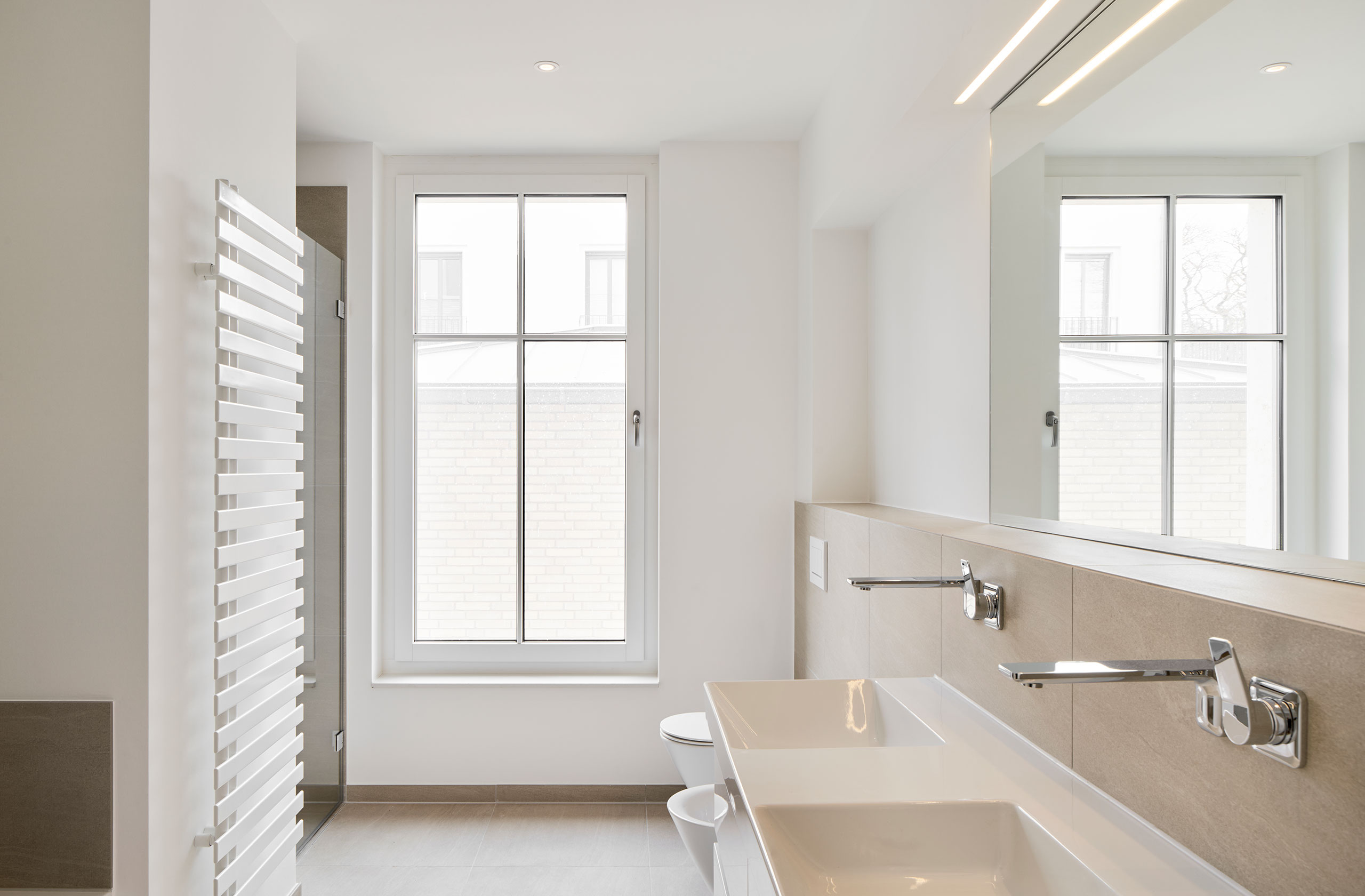 Helles Badezimmer mit Tageslicht und Doppelwaschtisch