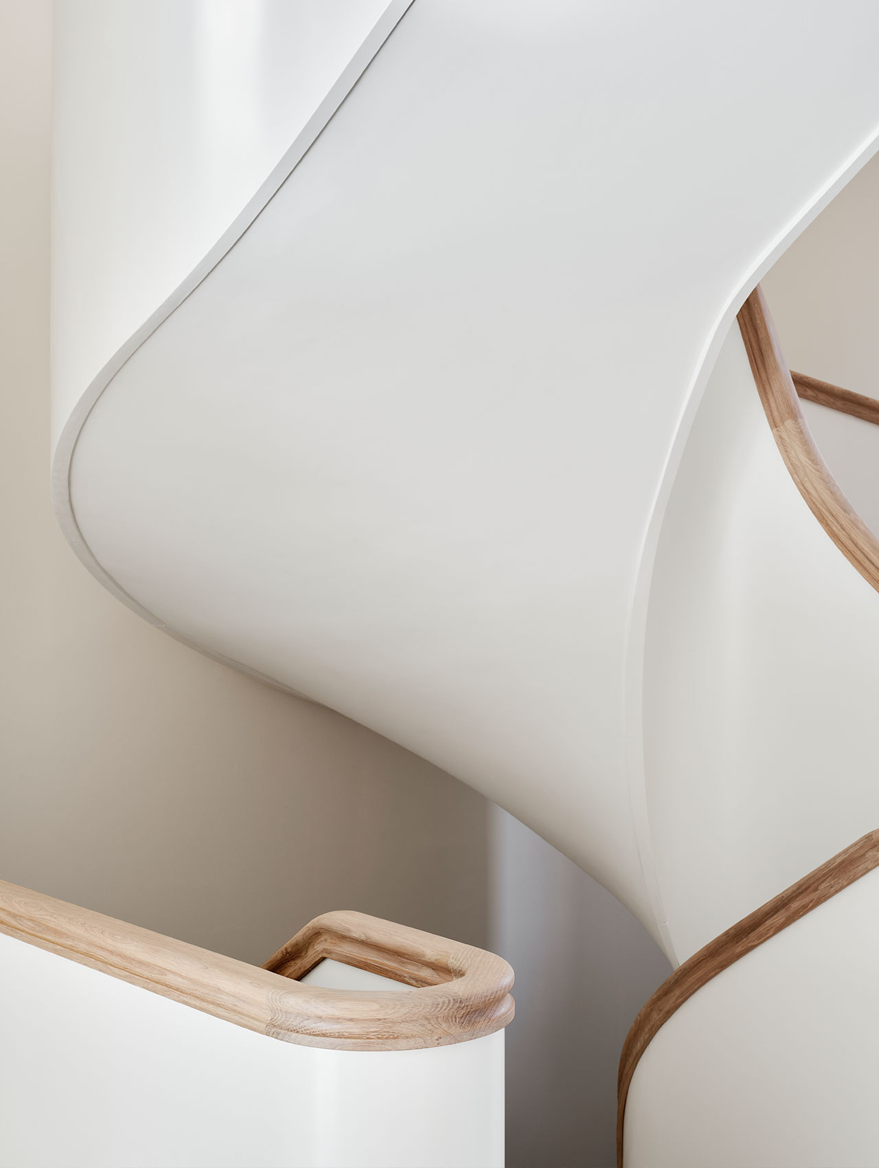 Detail der geschwungenen Treppe mit organischer Formgebung