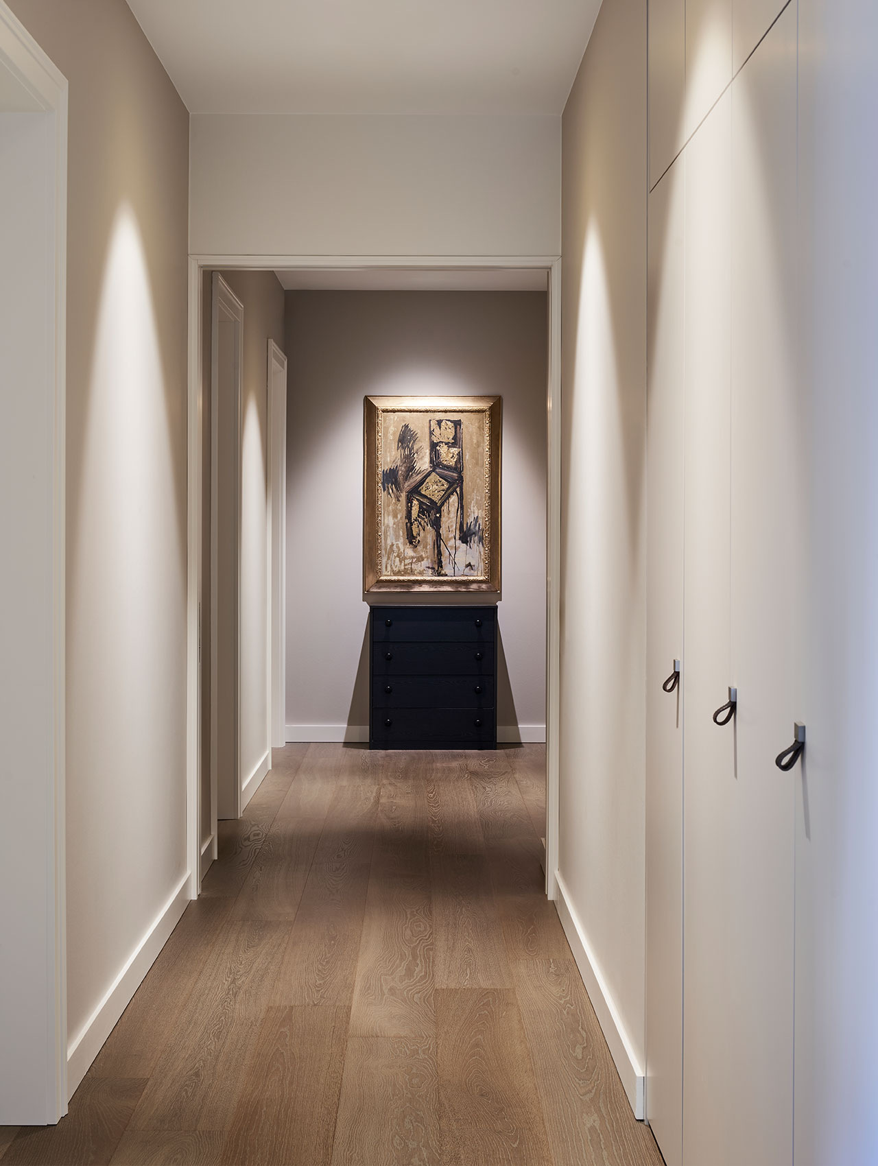 Flur mit maßgefertigten Einbauschränken und stimmungsvoller Beleuchtung