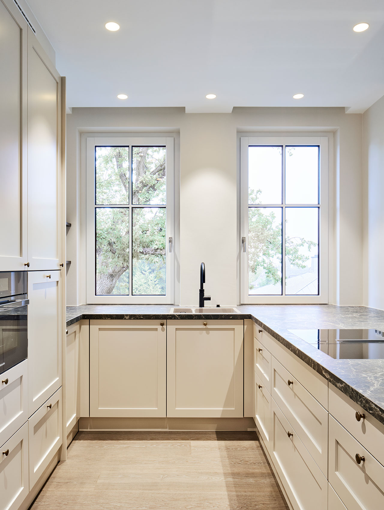 Küche mit hellen Rahmenfronten