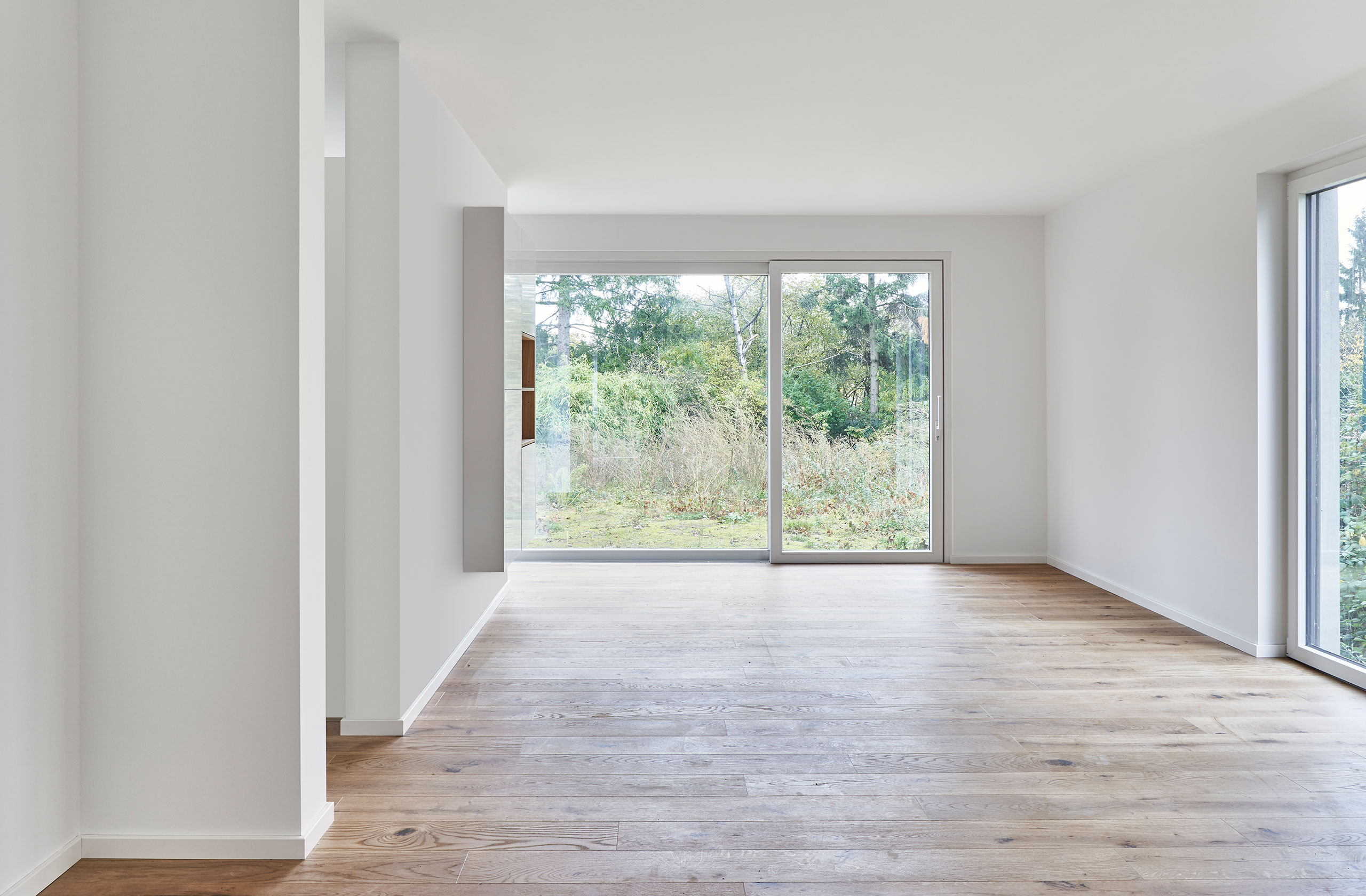 Wohnraum des Wohnhauses in Essen mit großem Fenster