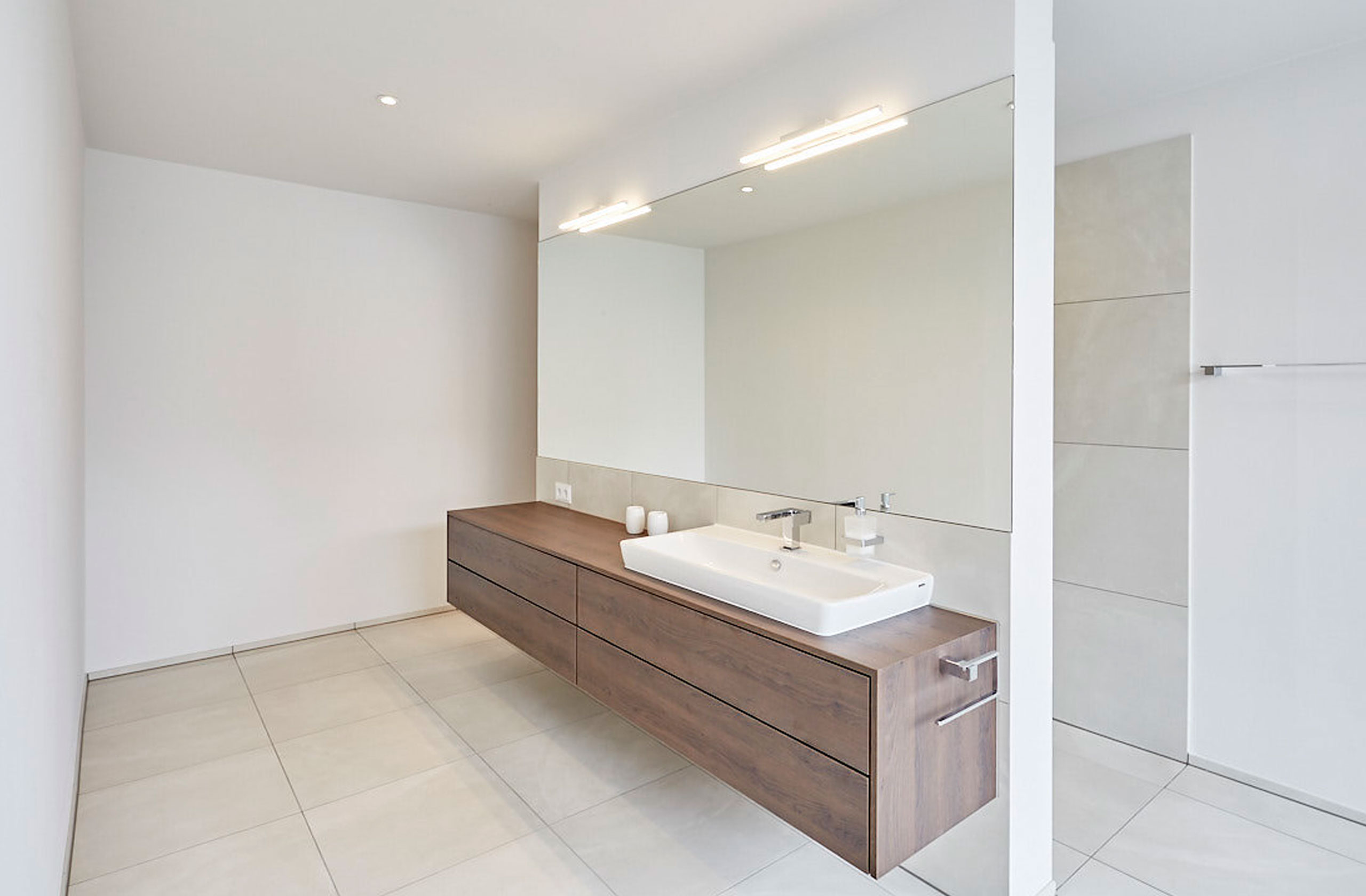 Badezimmer des Wohnhauses BW168 mit Waschbecken