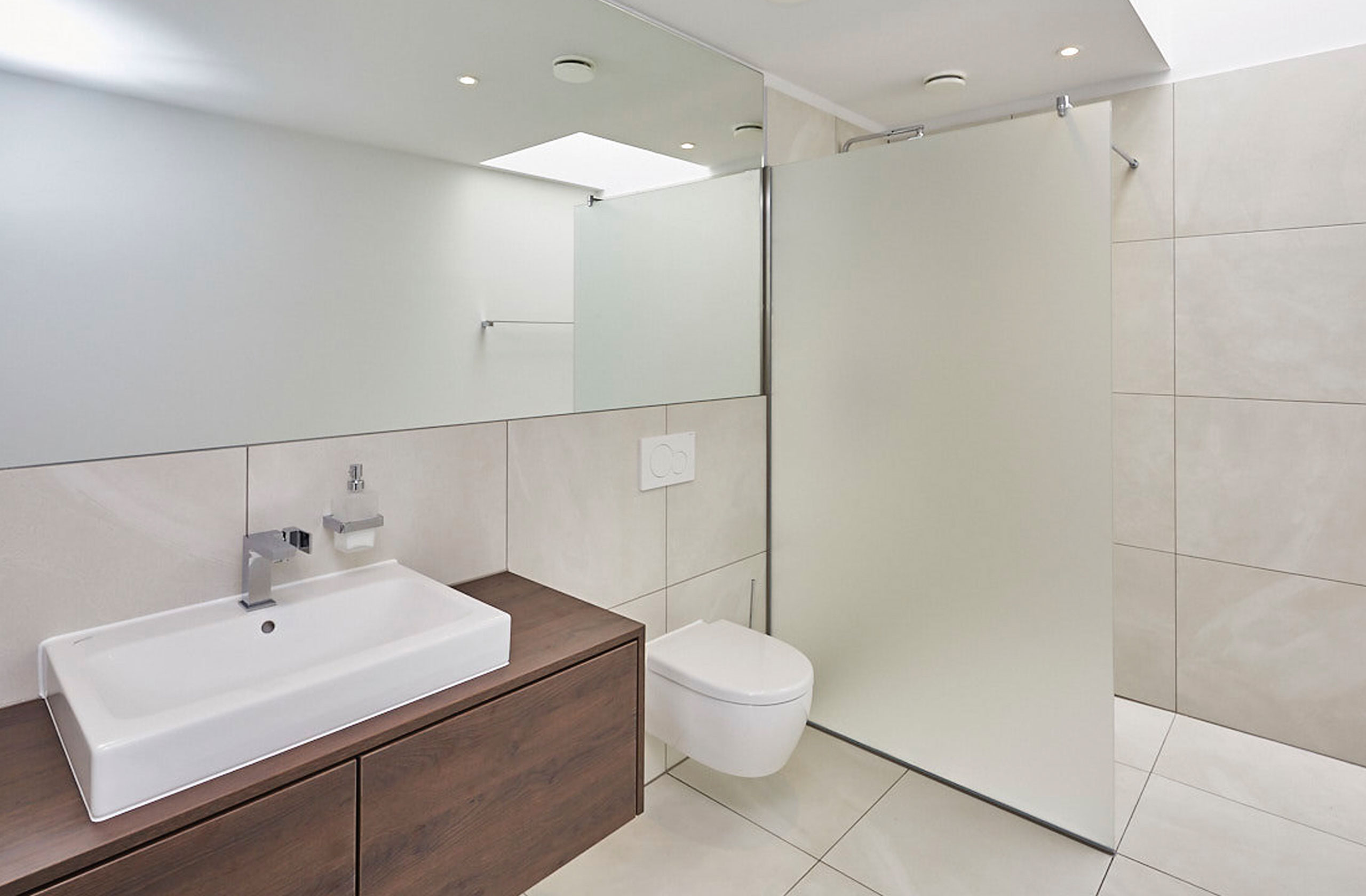 Badansicht mit Waschbecken und WC