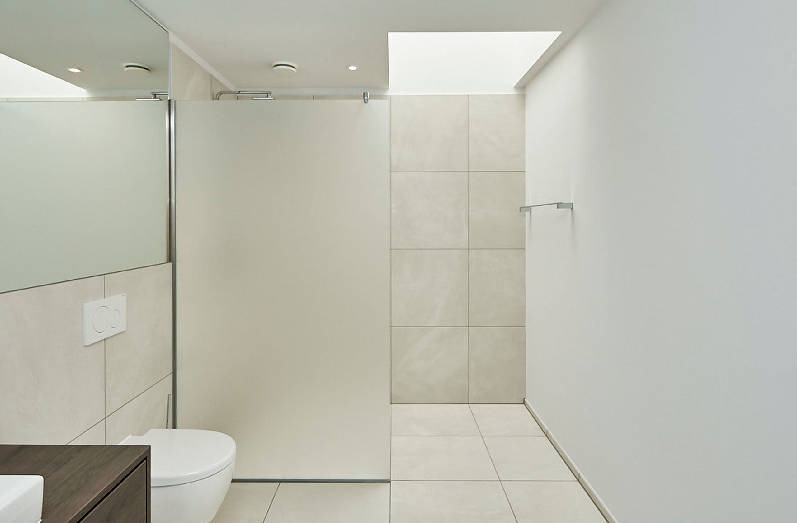 Badezimmer des Wohnhauses BW168 mit bodengleicher Dusche