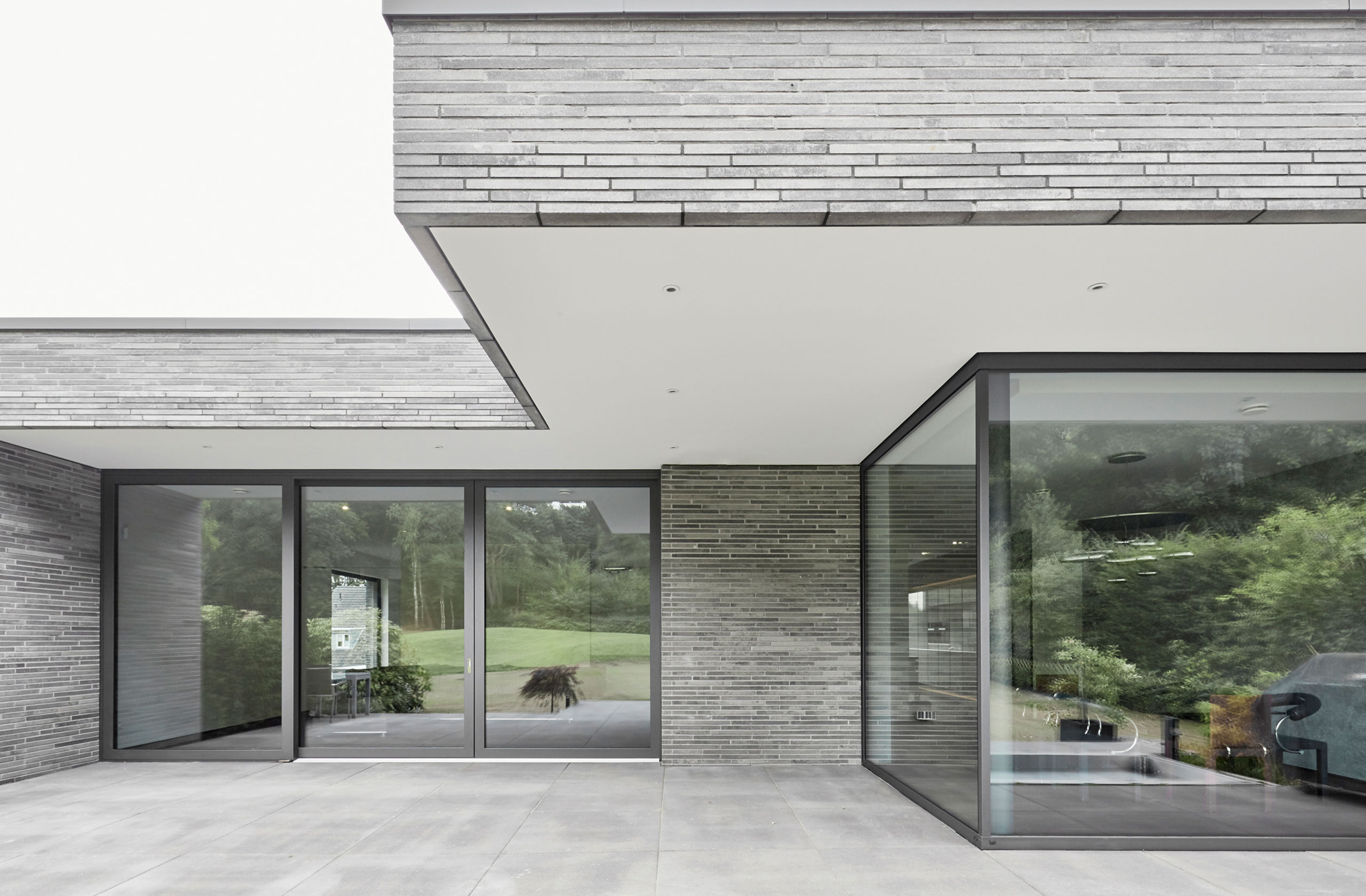 Terrassenansicht des Wohnhauses BW168 mit überdachtem Außenbereich