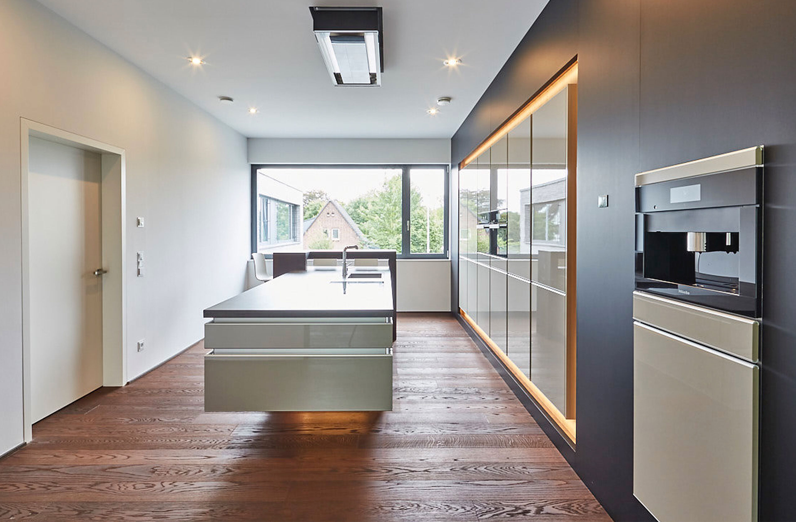 Offene Küche im Wohnhaus BW168 mit Kochinsel