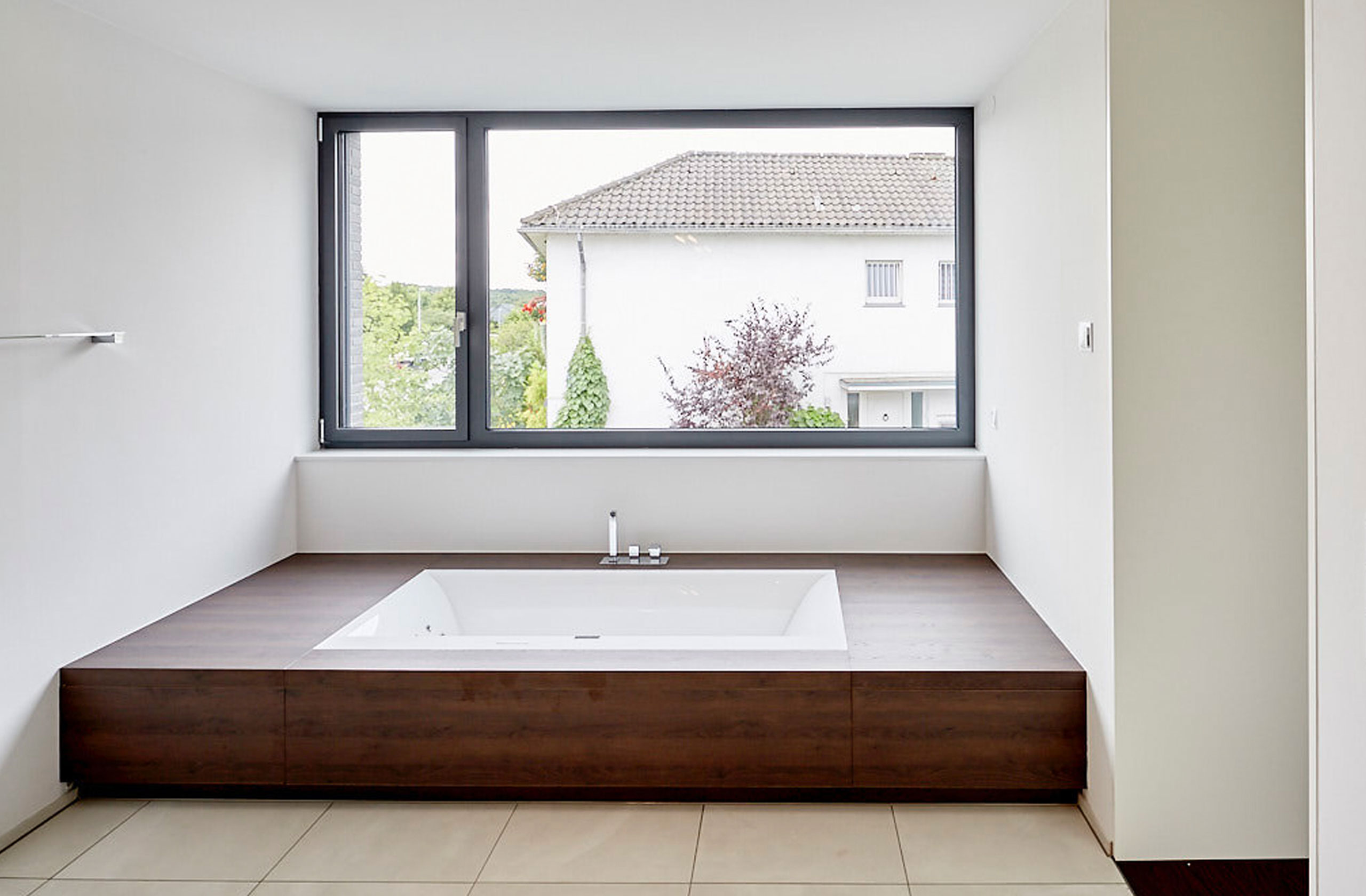 Badezimmer im Wohnhaus BW168 mit Holzverkleidung und Fenster
