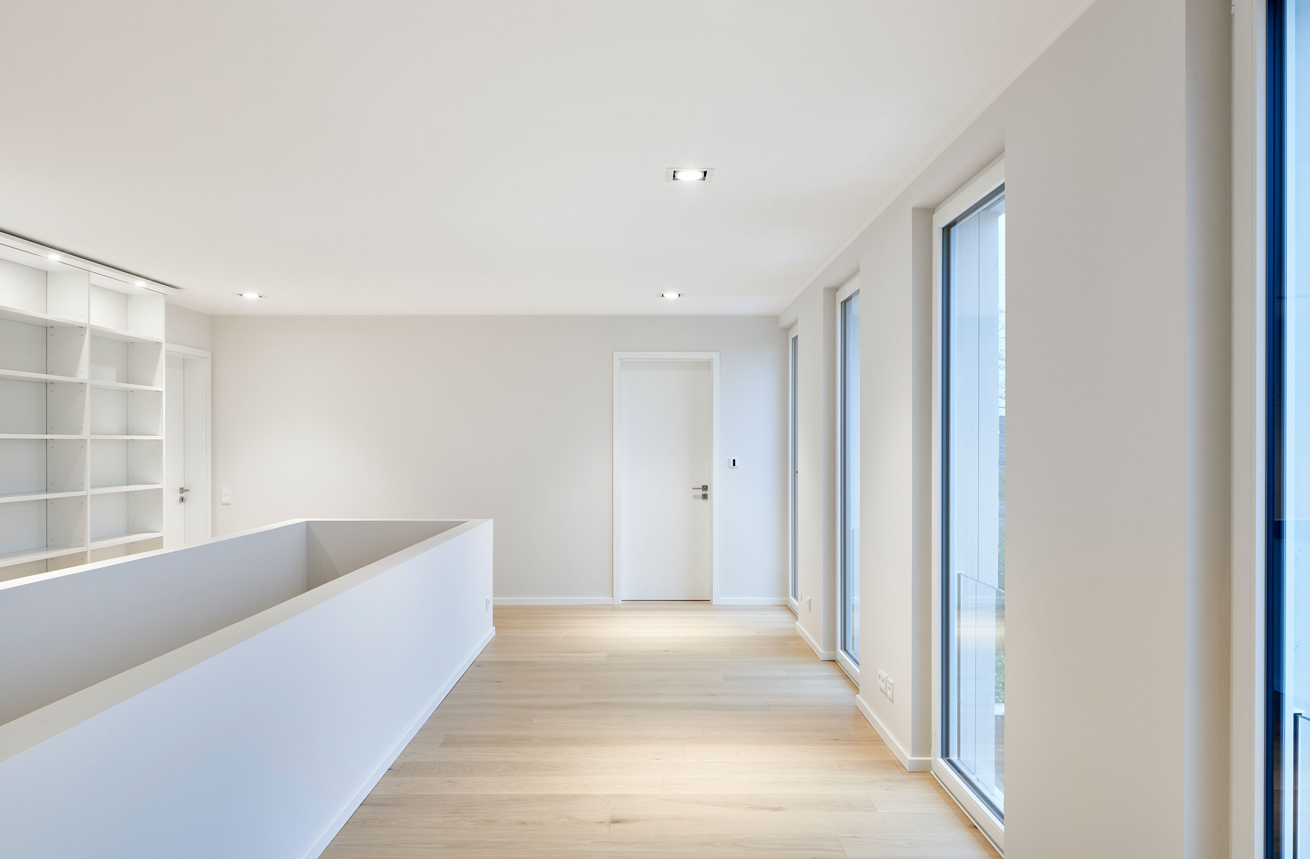 Offenes Obergeschoss mit Galerie, Einbauten und großen Fensterflächen